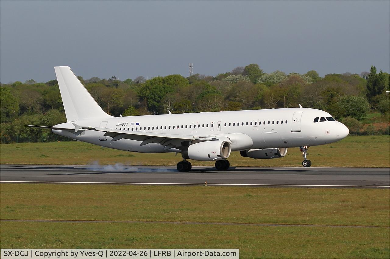 SX-DGJ, 2007 Airbus A320-232 C/N 3316, Airbus A320-232, Landing rwy 07R, Brest-Bretagne airport (LFRB-BES)