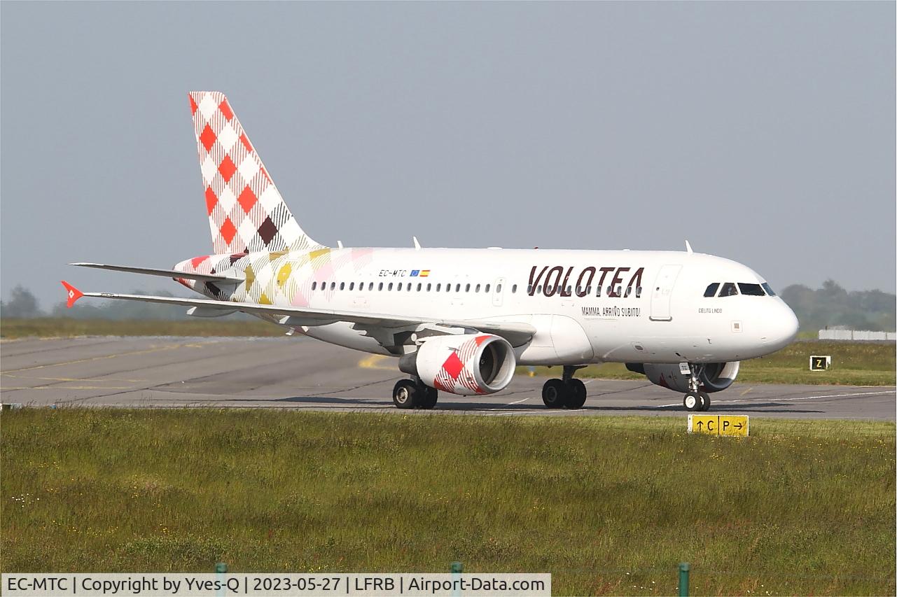 EC-MTC, 2004 Airbus A319-111 C/N 2258, Airbus A319-111 Taxiing to boarding ramp, Brest-Bretagne airport (LFRB-BES)