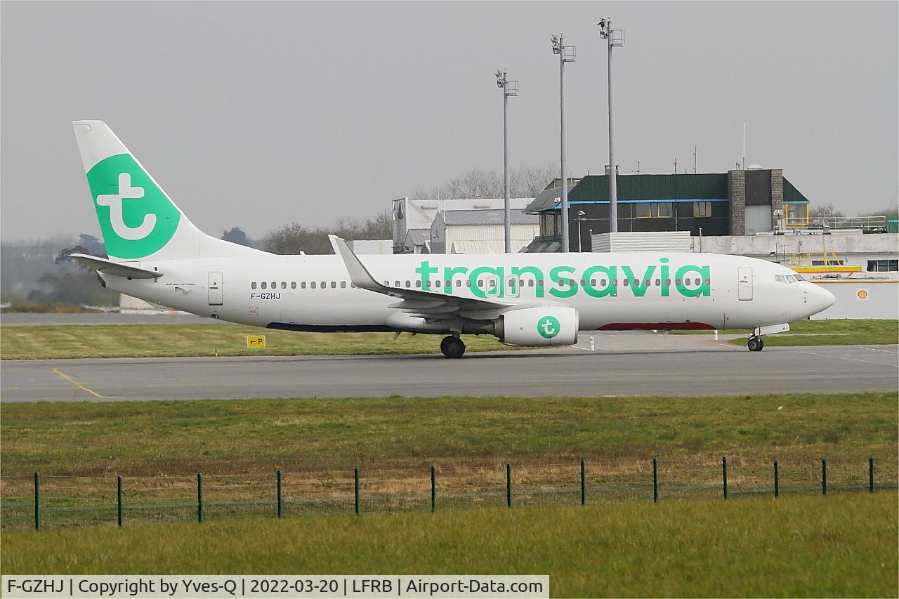 F-GZHJ, 2013 Boeing 737-86J C/N 37778, Boeing 737-86J, Taxiing to boarding ramp, Brest-Bretagne Airport (LFRB-BES)