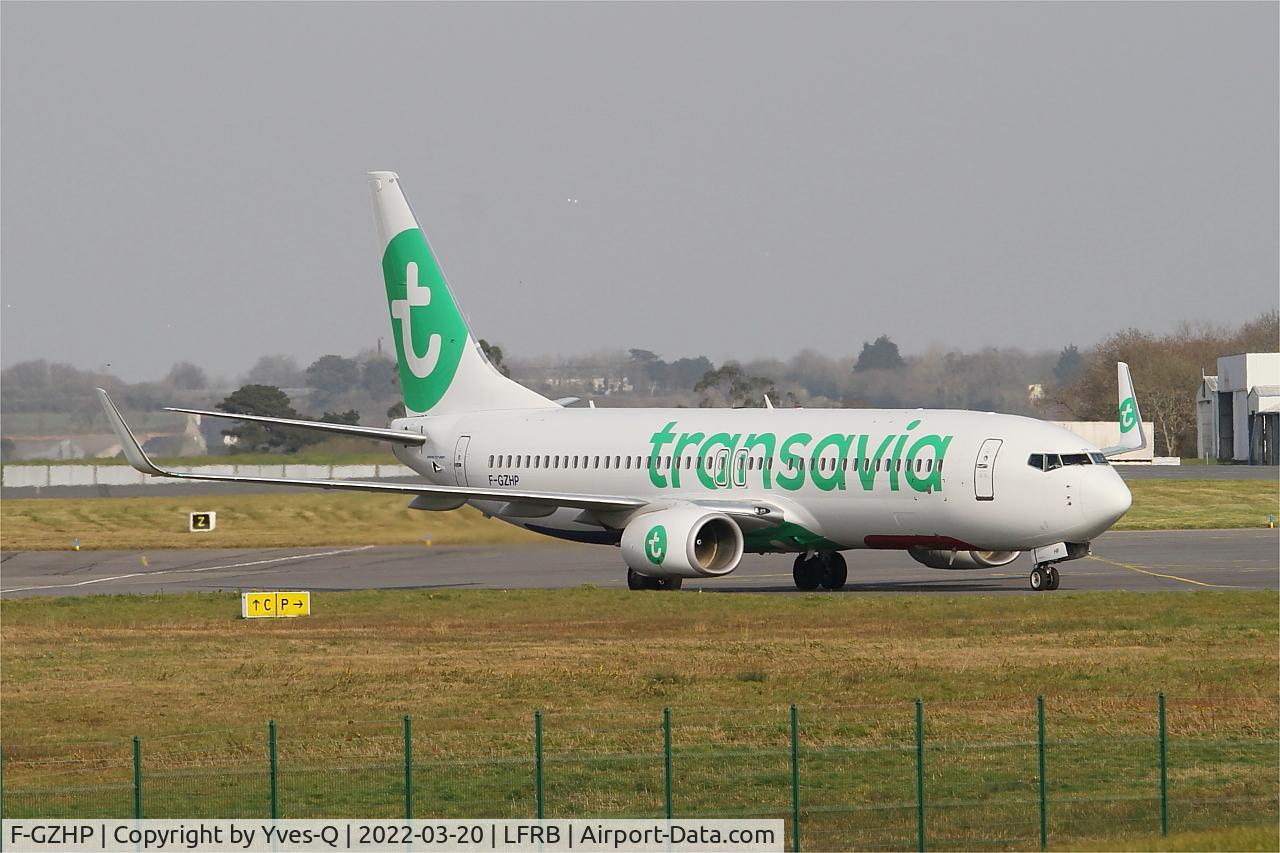 F-GZHP, 2000 Boeing 737-8K2 C/N 44566, Boeing 737-8K2, Taxiing to boarding ramp, Brest-Bretagne Airport (LFRB-BES)