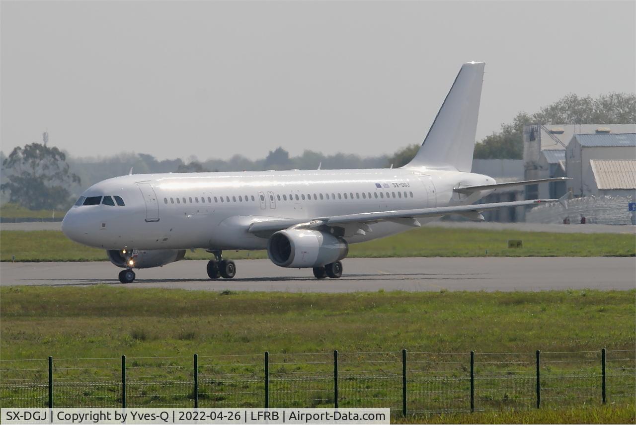 SX-DGJ, 2007 Airbus A320-232 C/N 3316, Airbus A320-232, Taxiing to rwy 07R, Brest-Bretagne airport (LFRB-BES)