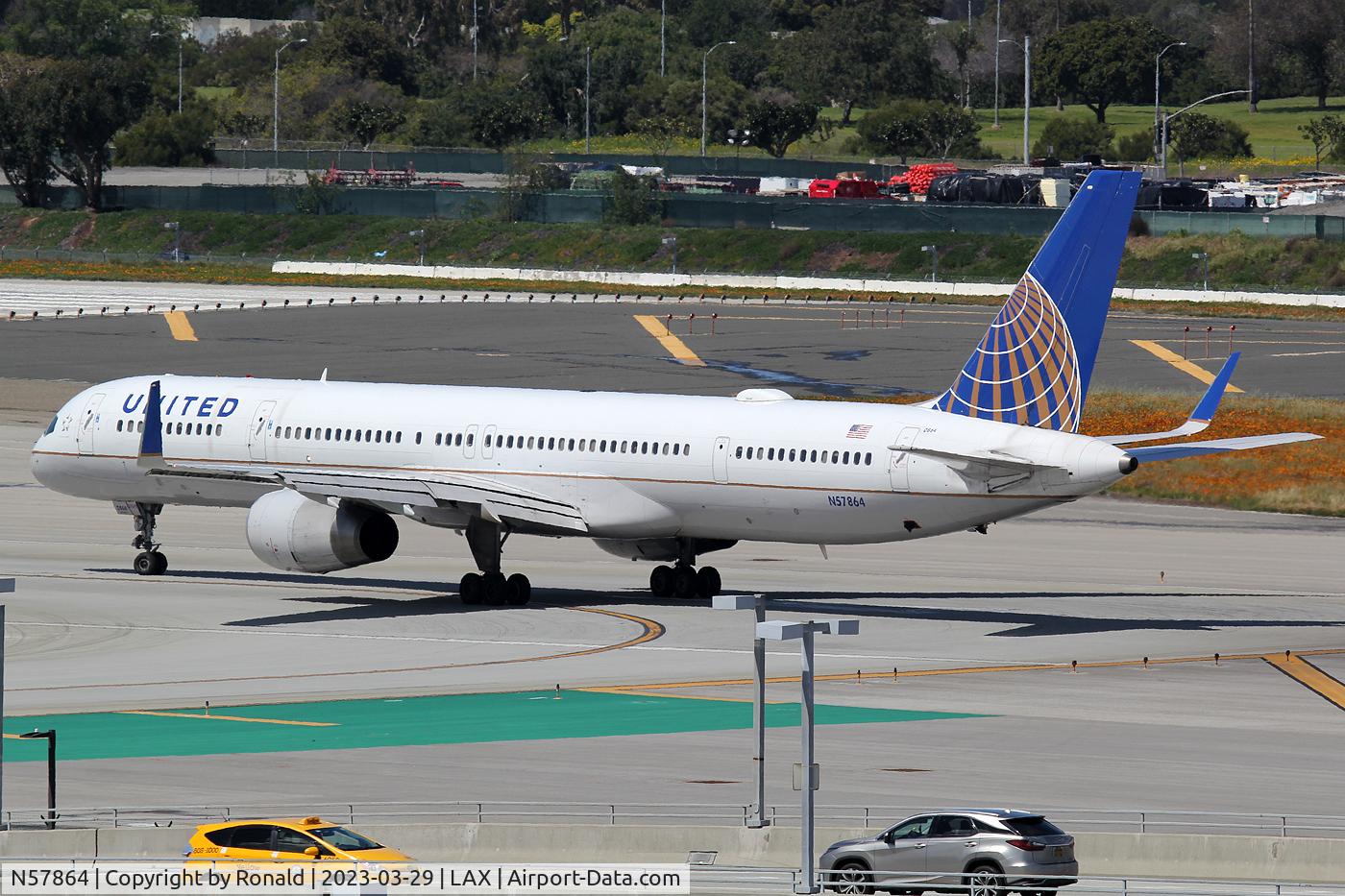 N57864, 2001 Boeing 757-33N C/N 32588, at lax