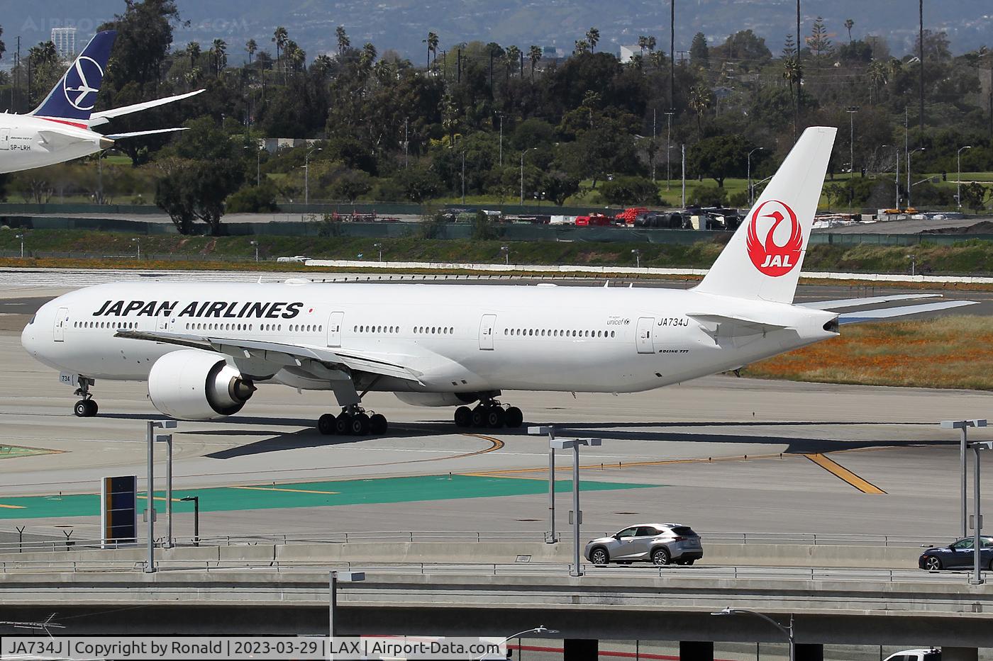 JA734J, 2005 Boeing 777-346/ER C/N 32433, at lax