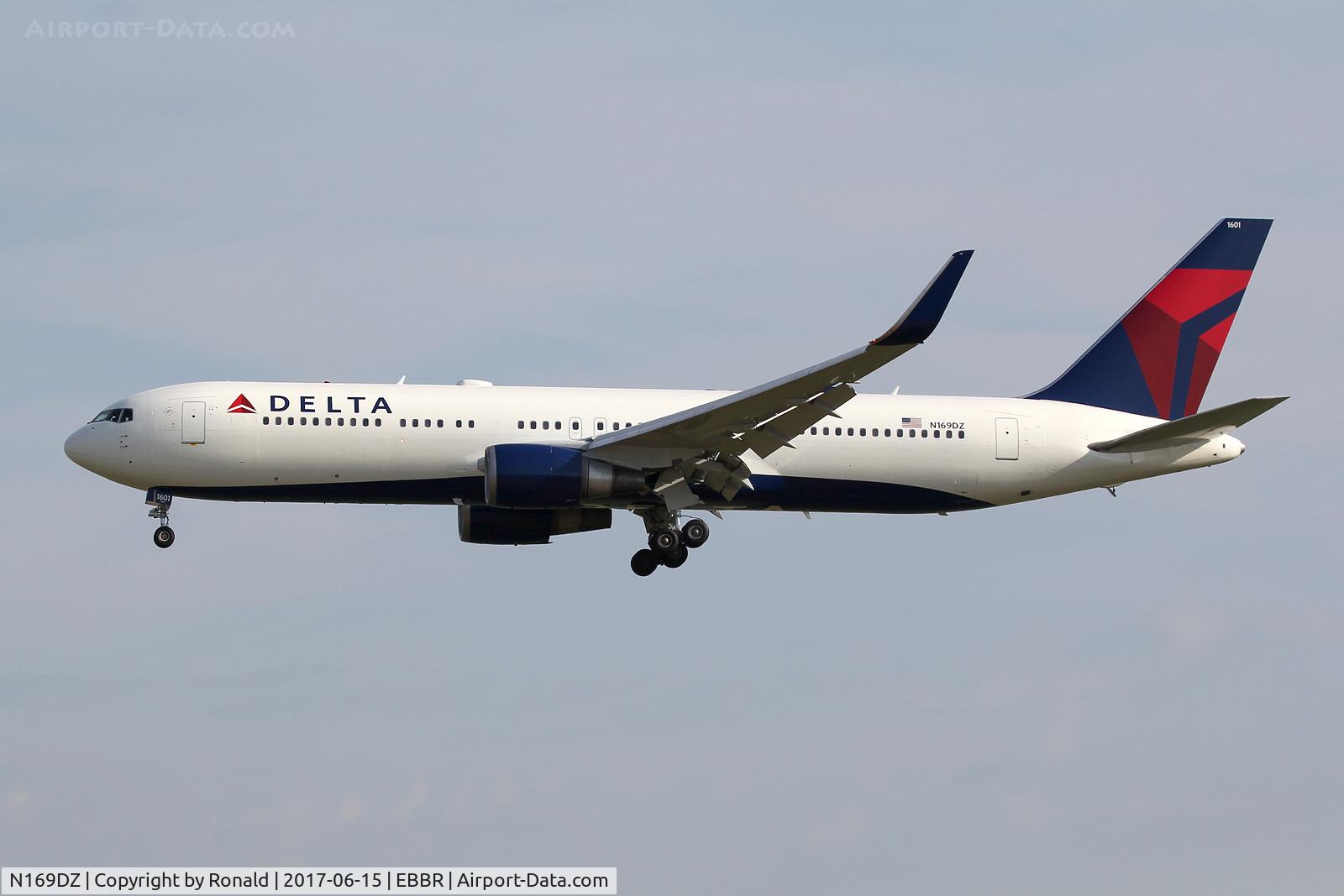 N169DZ, 1998 Boeing 767-332 C/N 29689, at bru