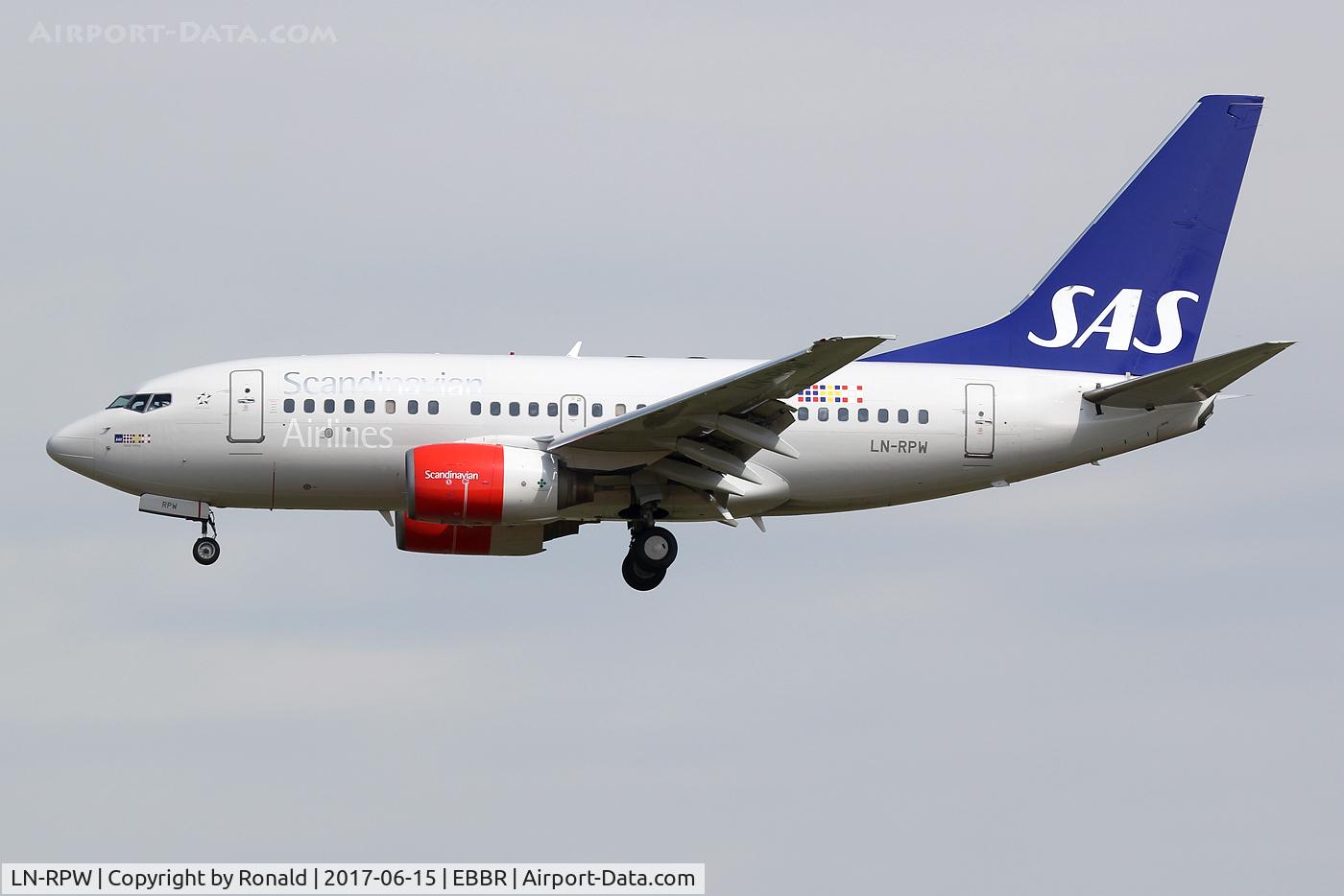 LN-RPW, 1999 Boeing 737-683 C/N 28289, at bru