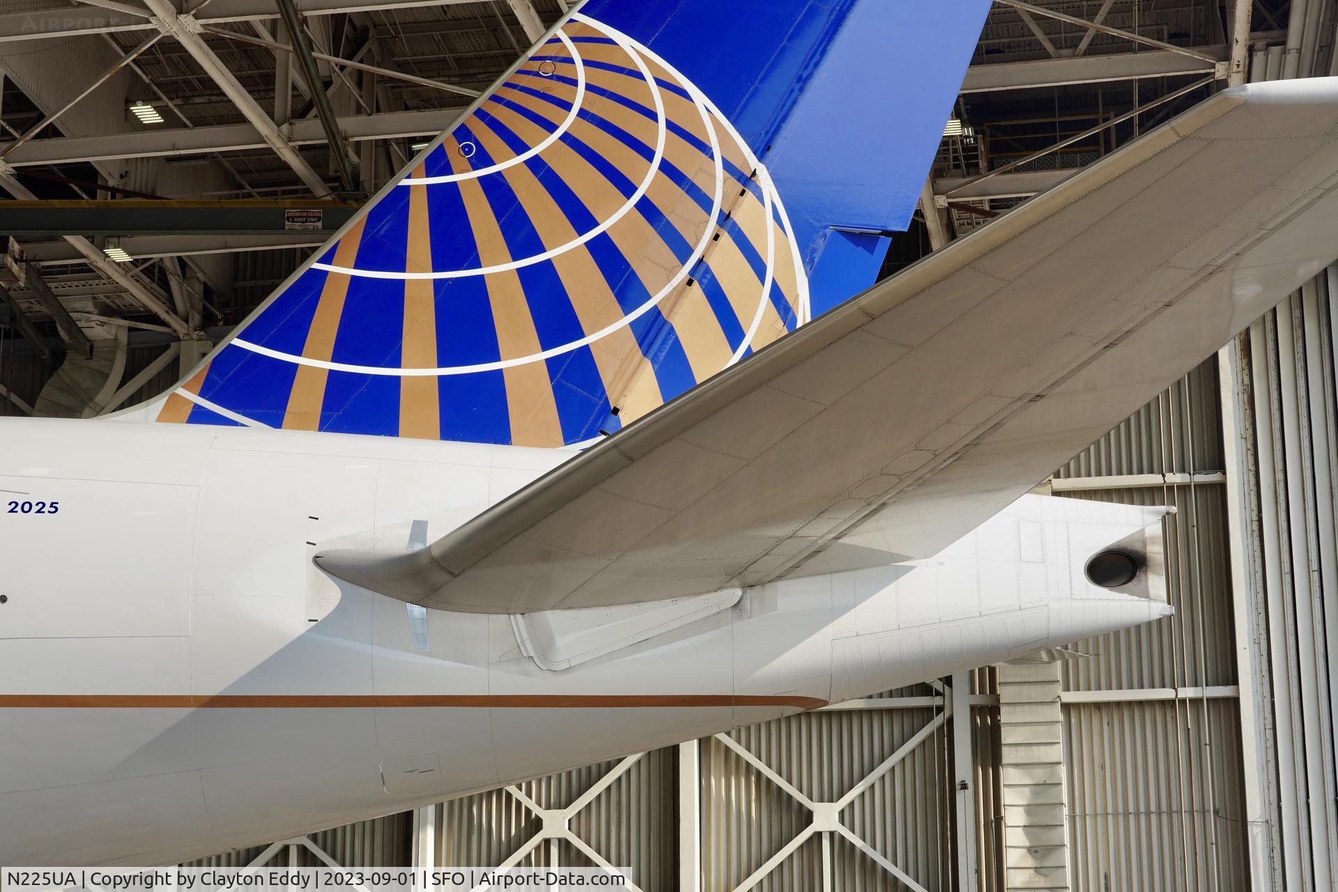 N225UA, 2001 Boeing 777-222/ER C/N 30554, SFO 2023.