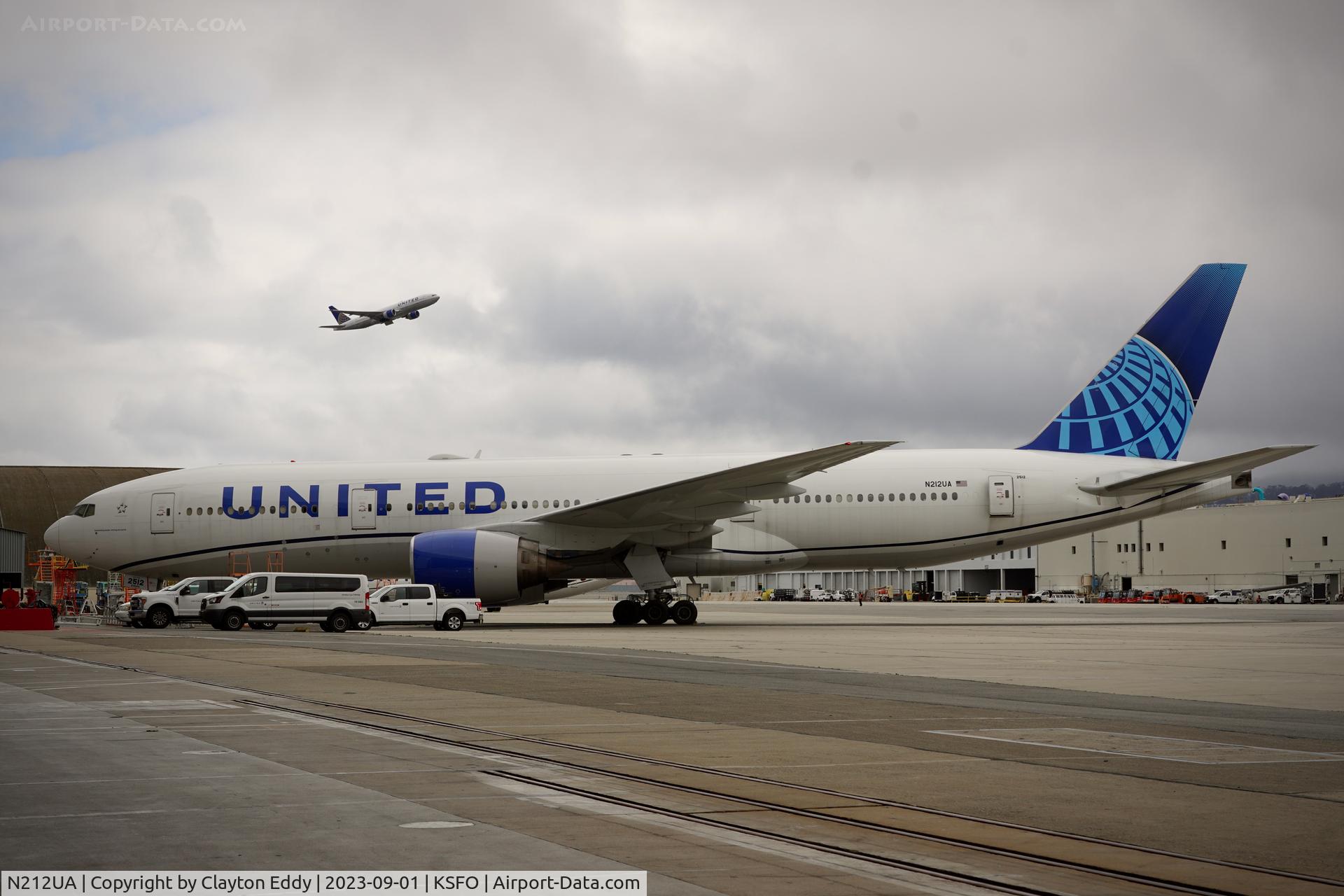 N212UA, 2000 Boeing 777-222 C/N 30218, SFO 2023.