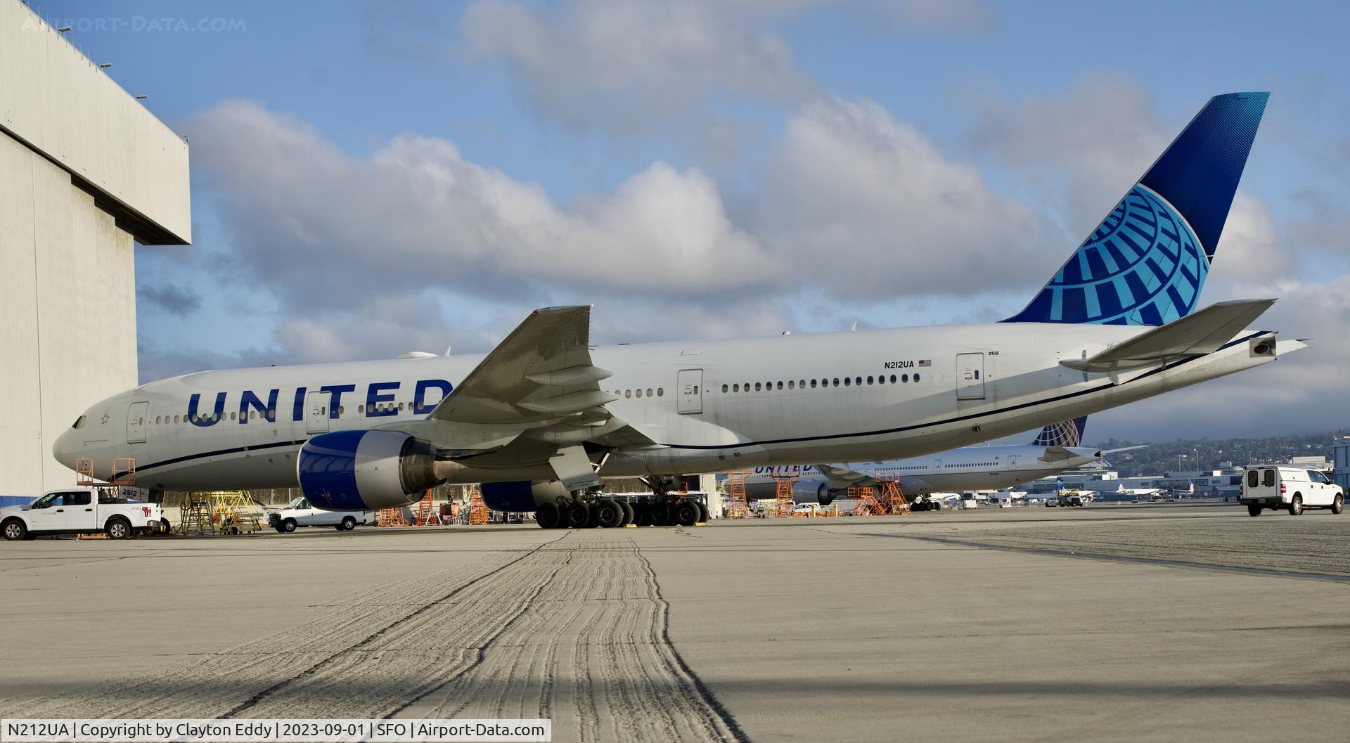 N212UA, 2000 Boeing 777-222 C/N 30218, SFO 2023.
