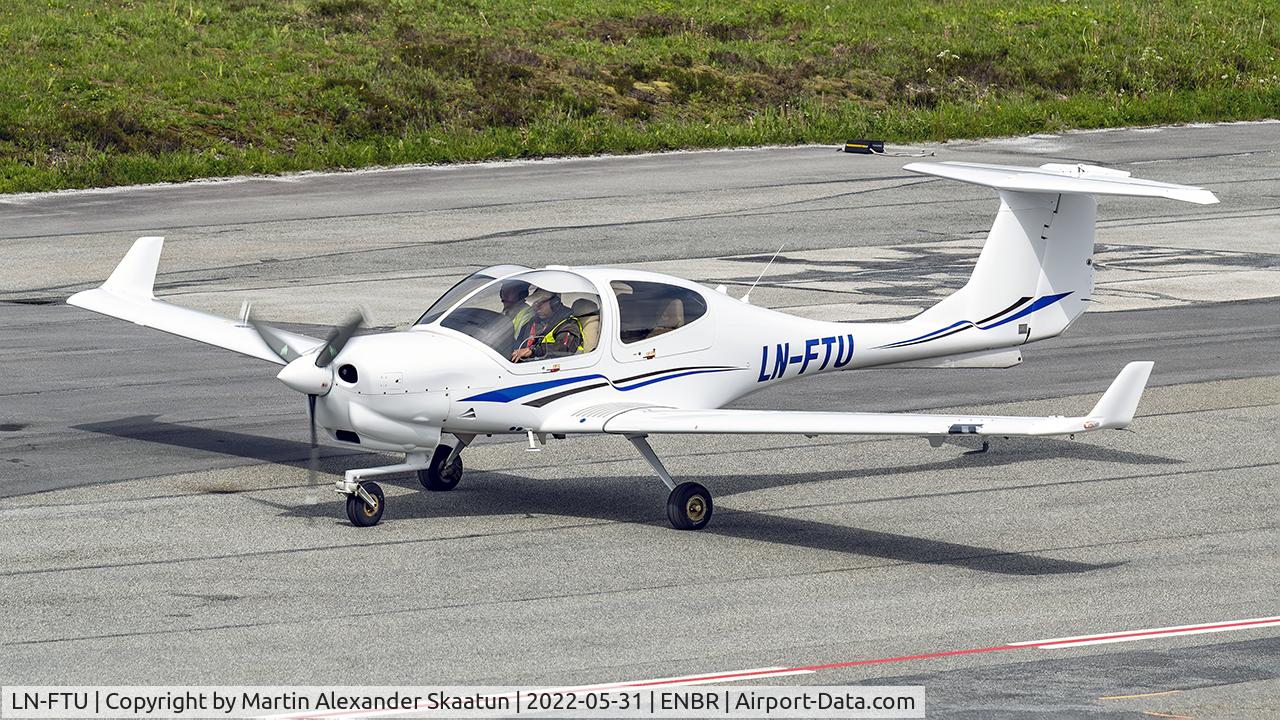 LN-FTU, 2017 Diamond DA-40NG Diamond Star C/N 40.NC004, Taxying.
