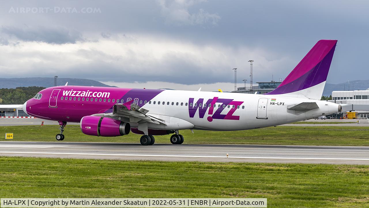 HA-LPX, 2009 Airbus A320-232 C/N 3968, Landing.