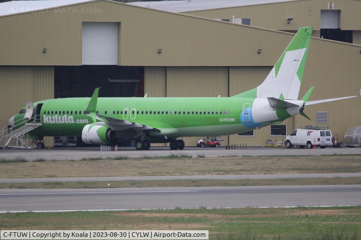 C-FTUW, 2012 Boeing 737-8LD C/N 40852, Waiting for new delivery to new owner.