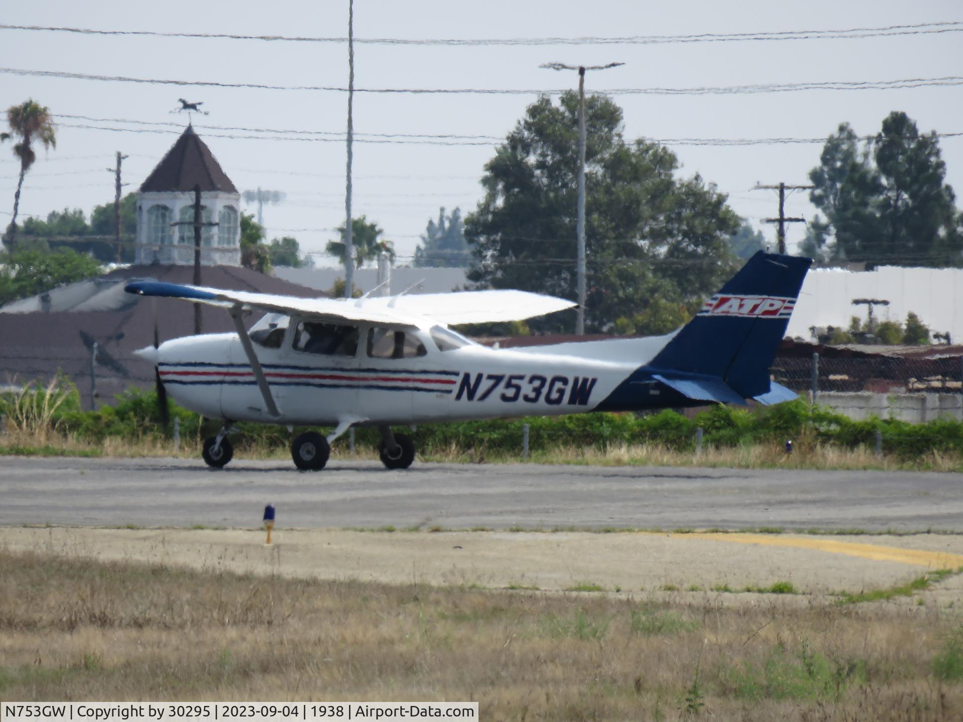 N753GW, 2001 Cessna 172S Skyhawk SP C/N 172S-8753, Waiting