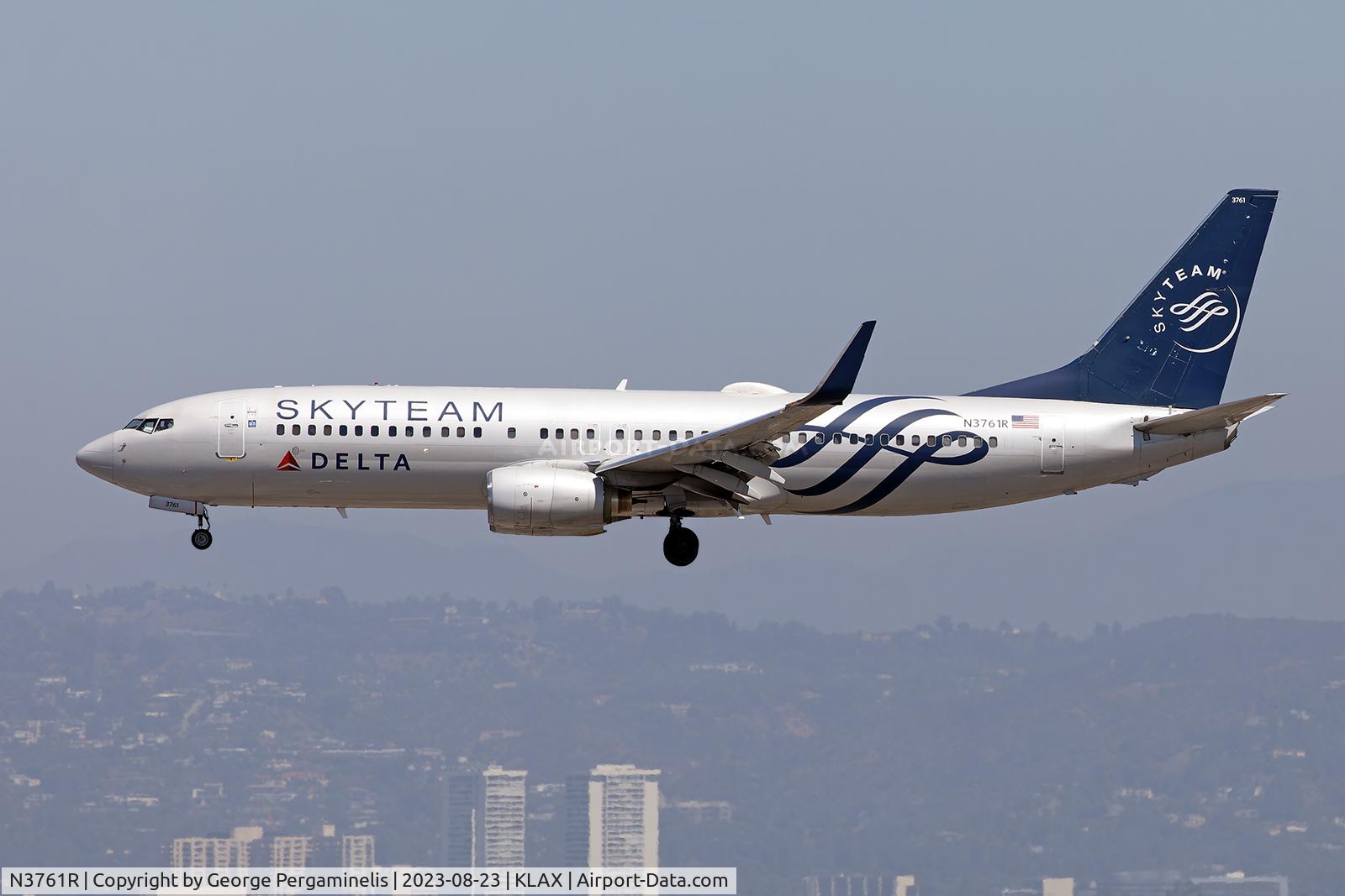 N3761R, 2001 Boeing 737-832 C/N 29628, Final 24R at KLAX.