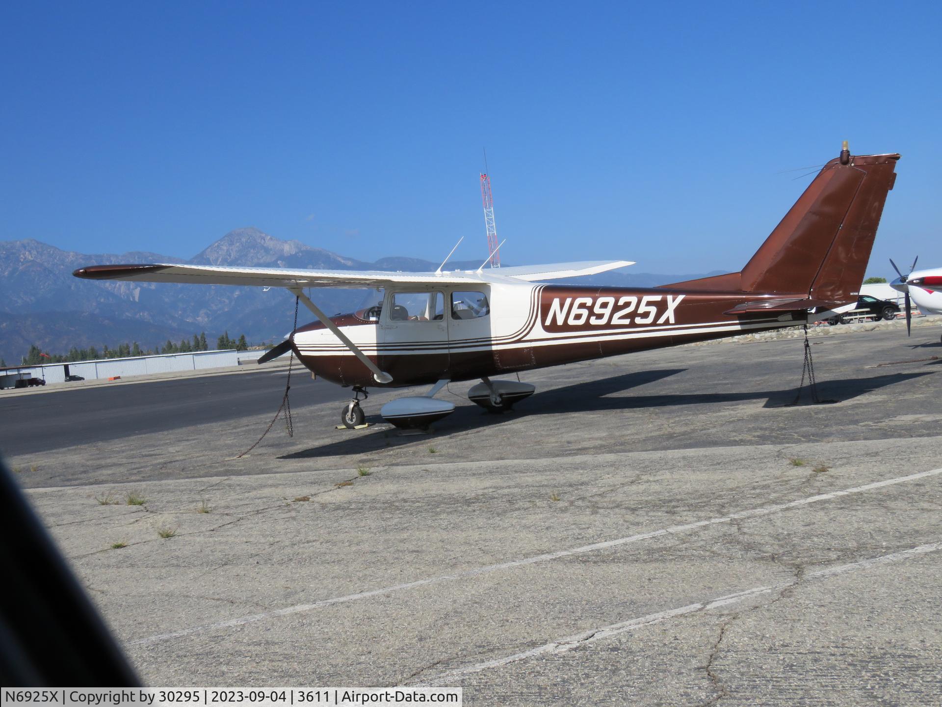 N6925X, 1960 Cessna 172B C/N 17247825, Parked