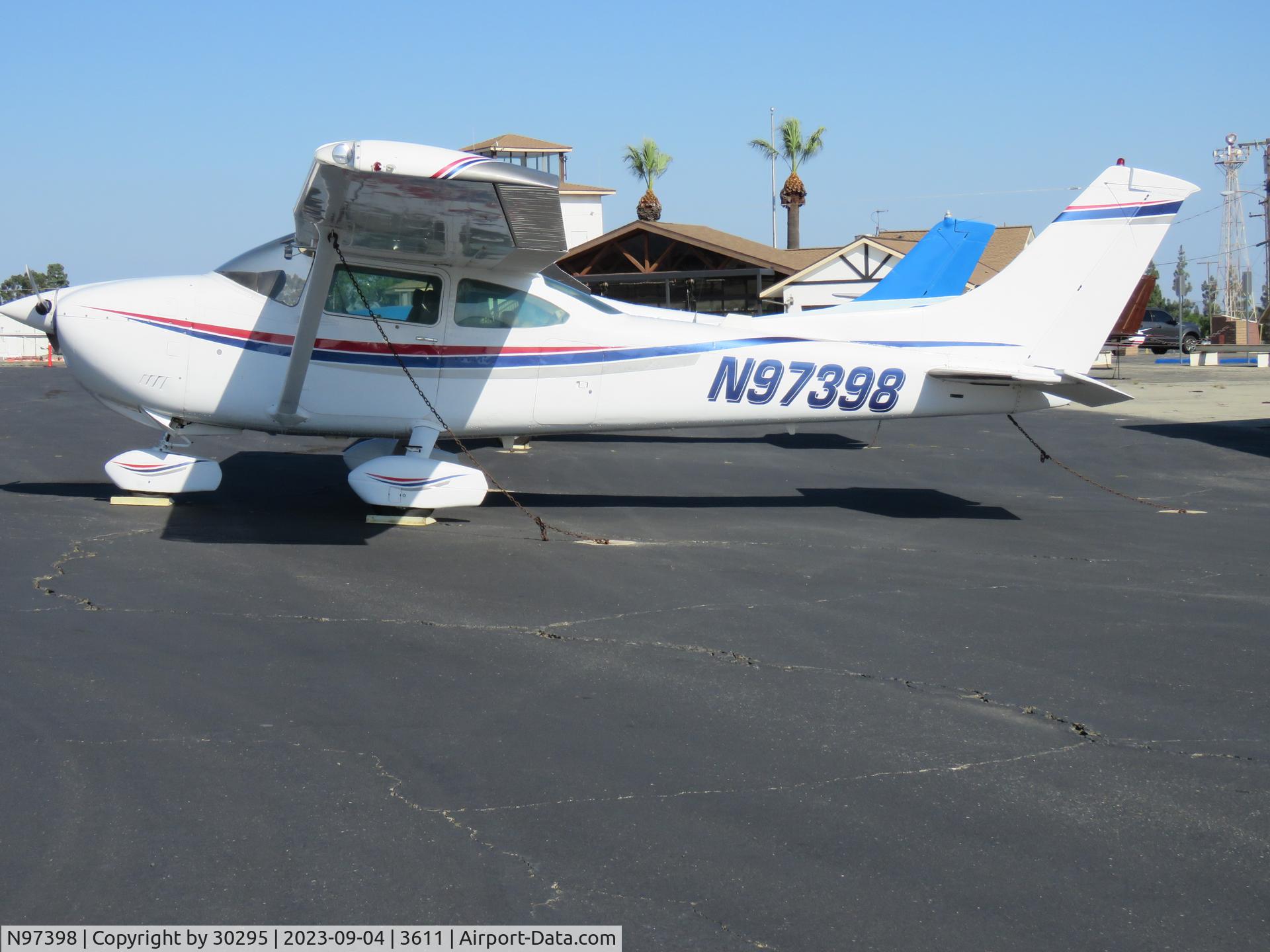 N97398, 1979 Cessna 182Q Skylane C/N 18267080, Parked