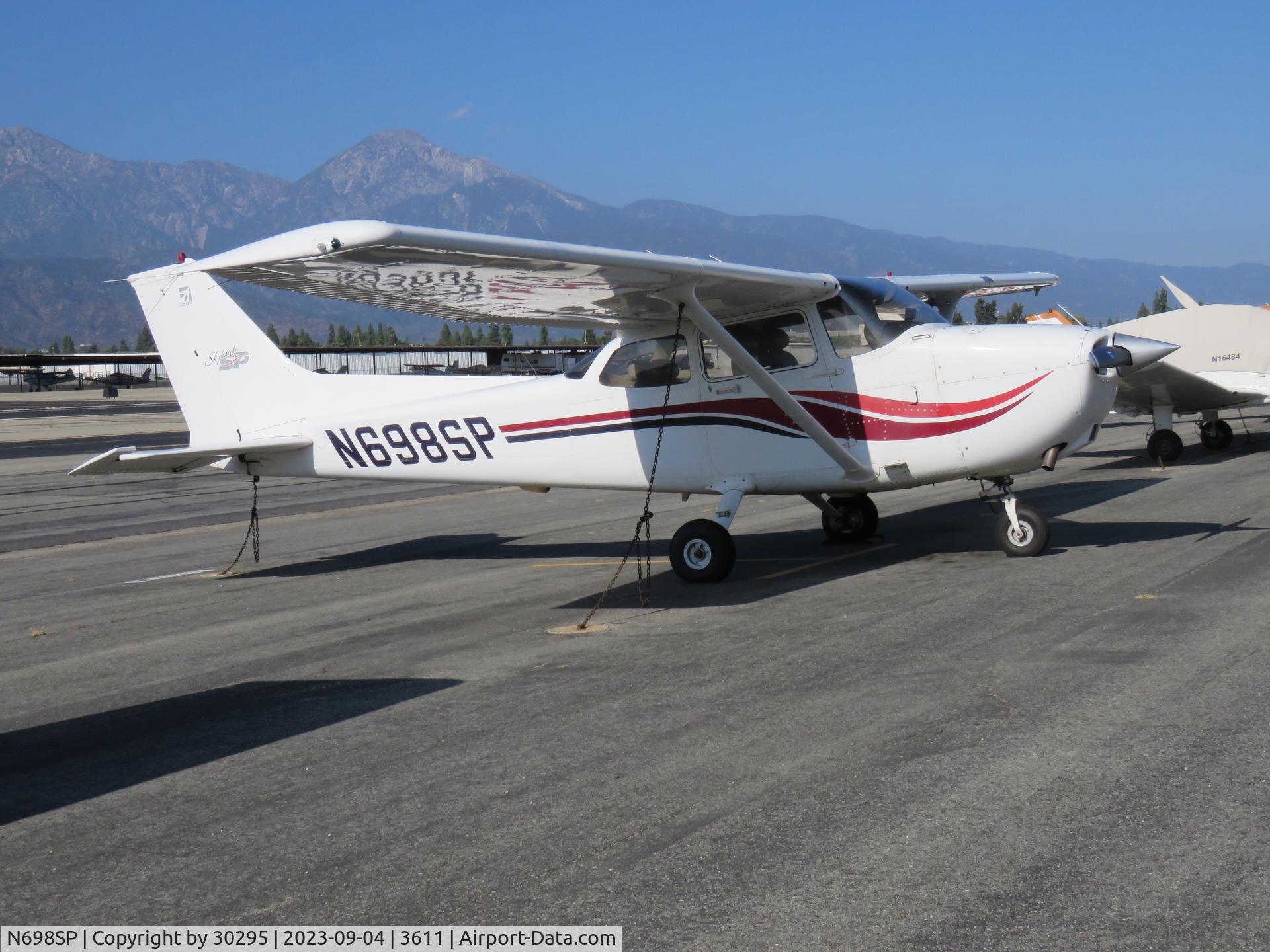 N698SP, 2000 Cessna 172S C/N 172S8639, Parked