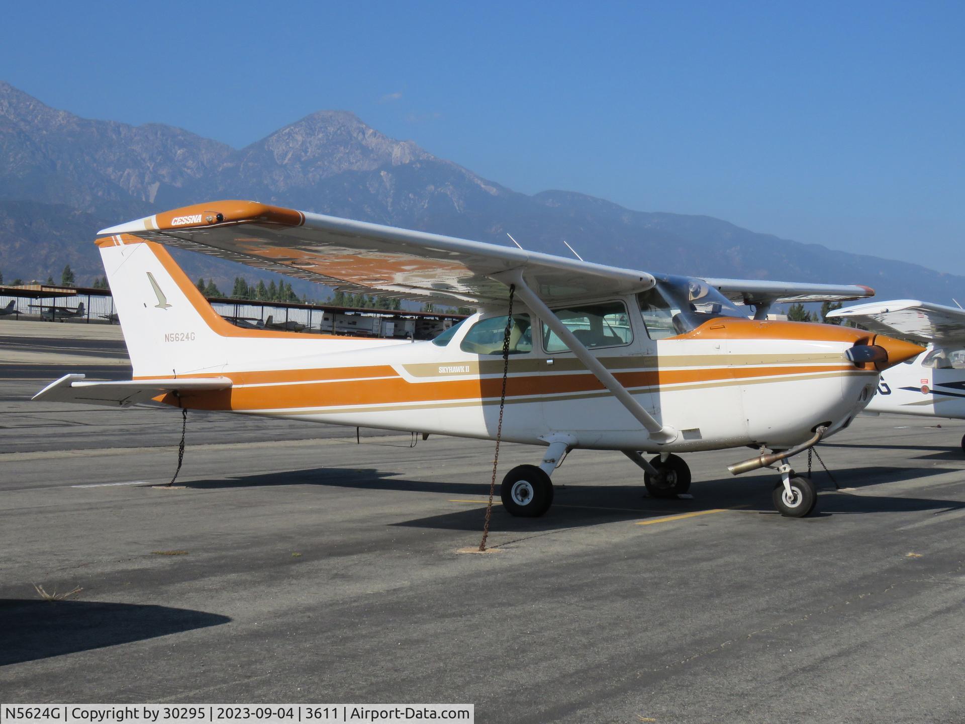 N5624G, 1979 Cessna 172N C/N 17273563, Parked