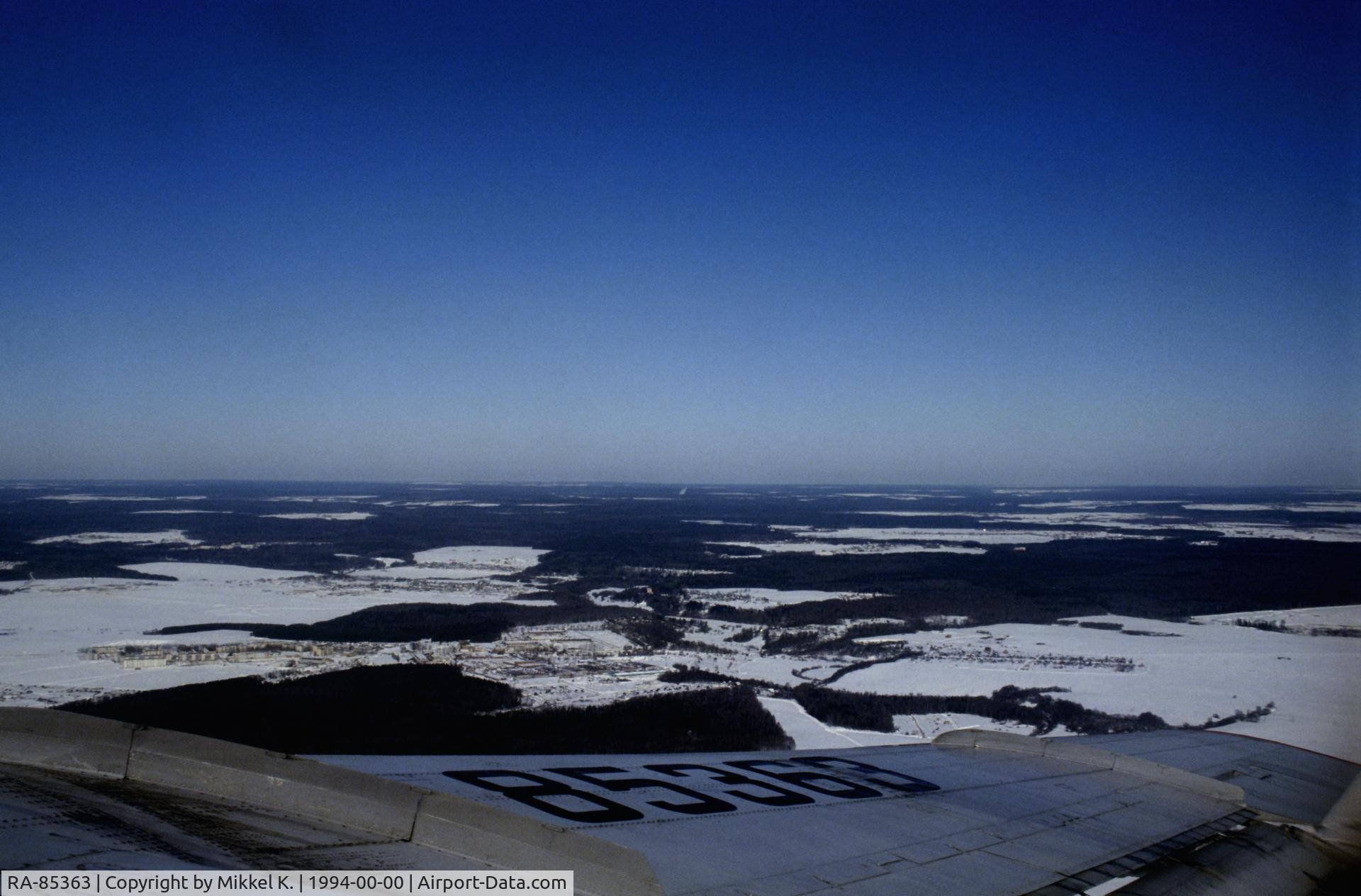 RA-85363, 1979 Tupolev Tu-154B-2 C/N 79A363, View from the RA-85363 on a 1994 flight from CPH to Moskva. (scanned from diapositive)