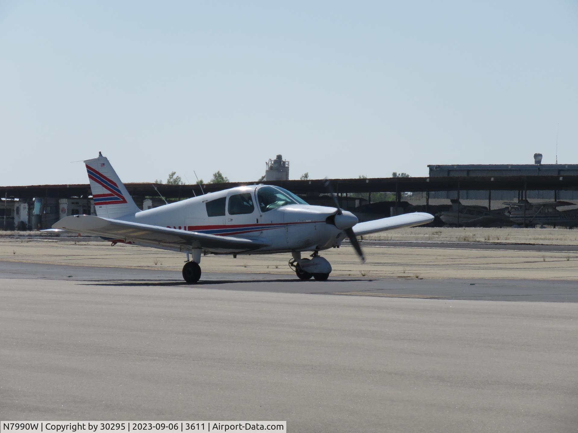 N7990W, 1964 Piper PA-28-180 C/N 28-2047, Entering taxiway