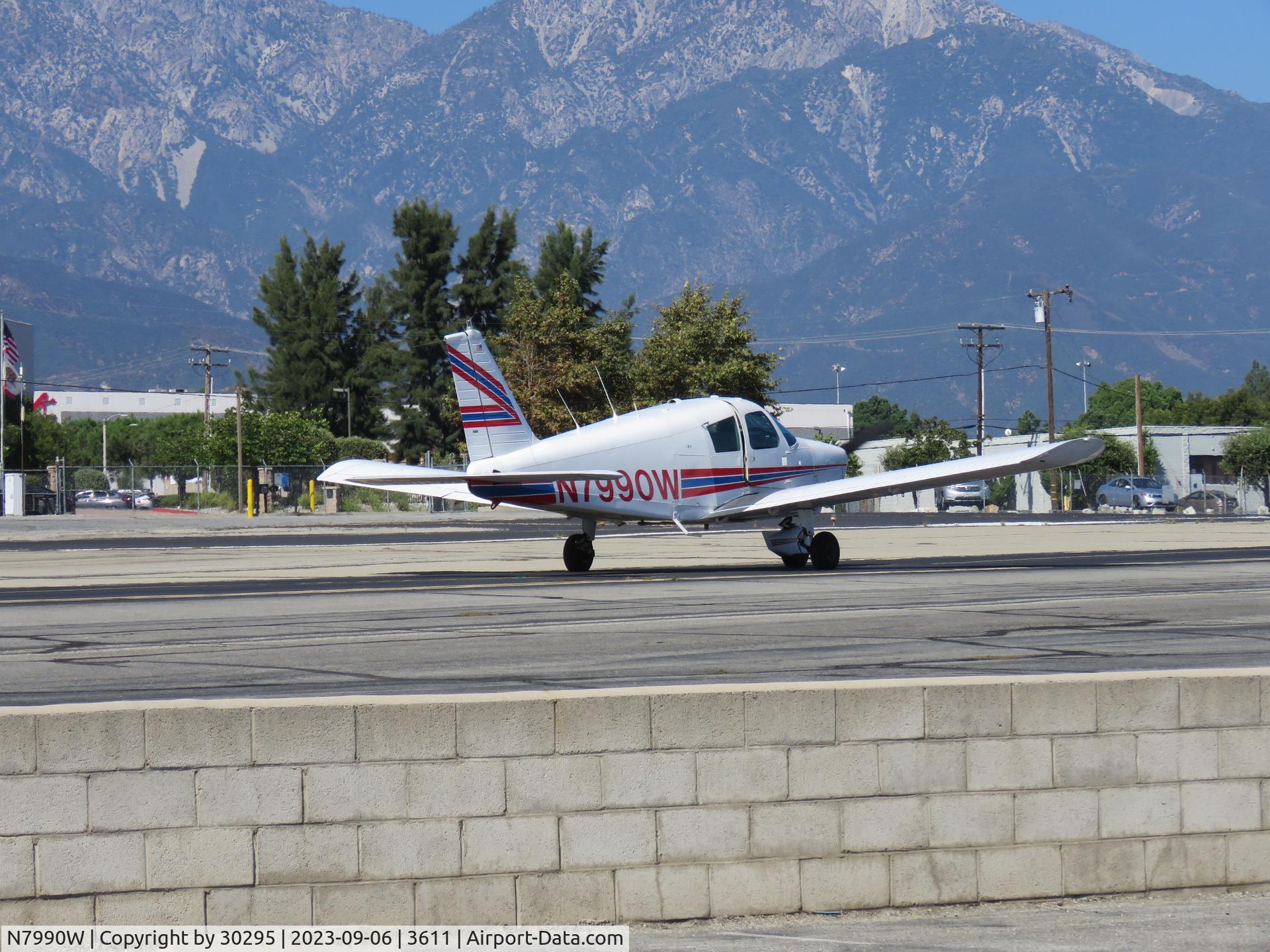 N7990W, 1964 Piper PA-28-180 C/N 28-2047, Approaching runway entrance