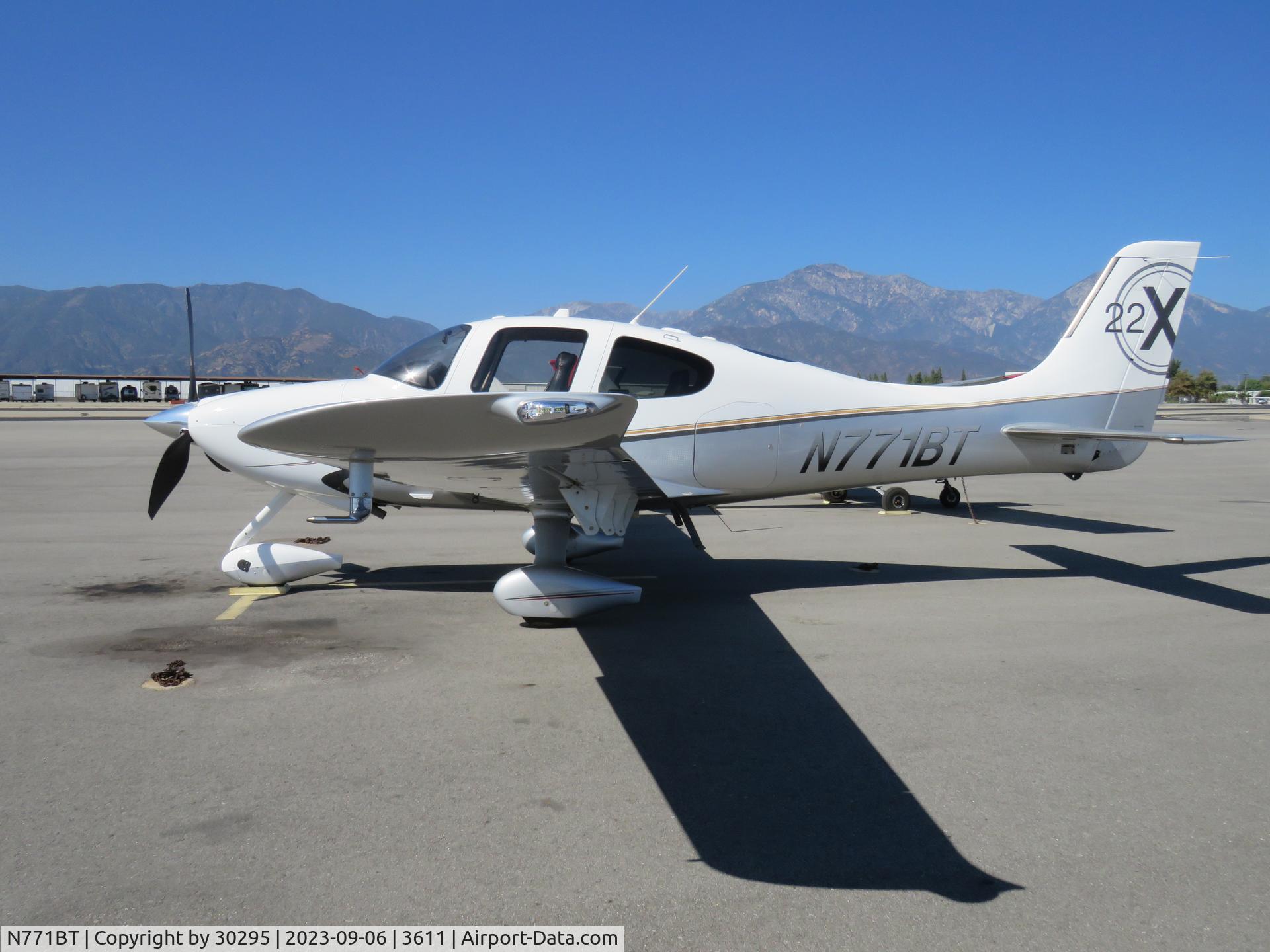 N771BT, 2010 Cirrus SR22 C/N 3622, Parked
