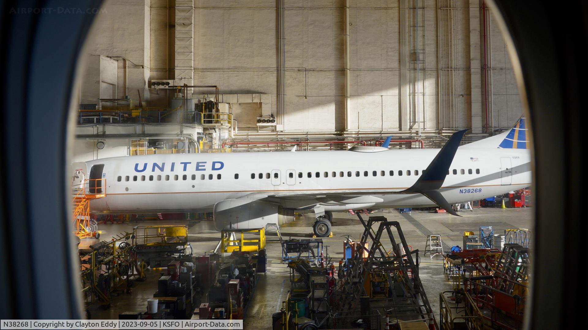 N38268, 2001 Boeing 737-824 C/N 31587, SFO 2023.