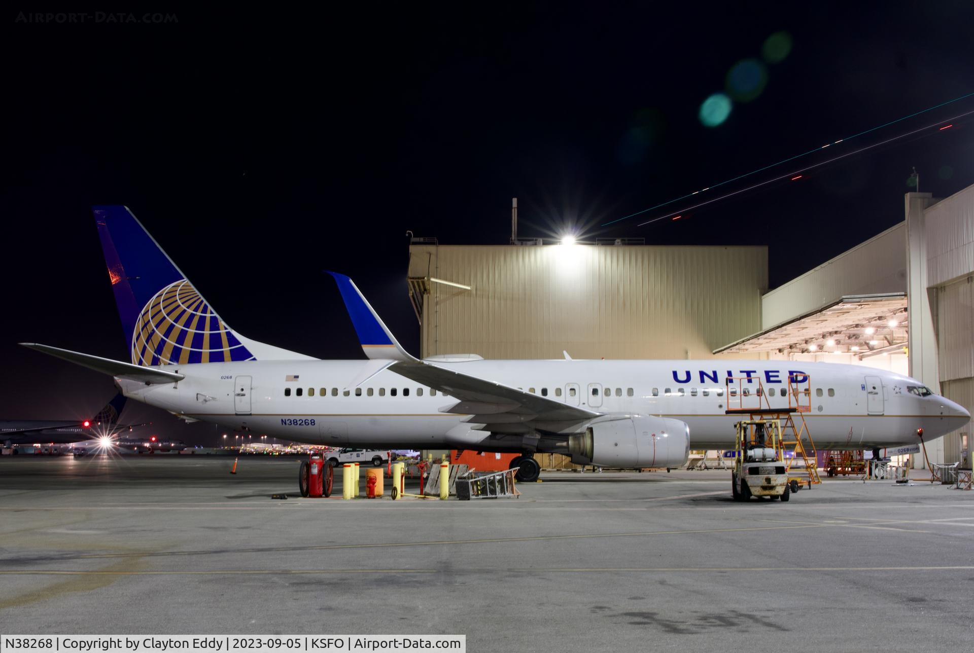 N38268, 2001 Boeing 737-824 C/N 31587, SFO 2023.