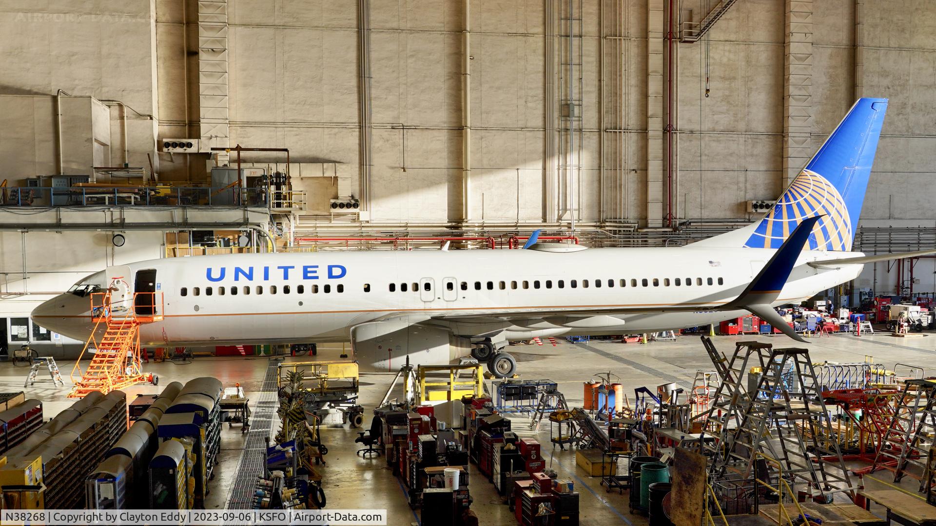 N38268, 2001 Boeing 737-824 C/N 31587, SFO 2023.