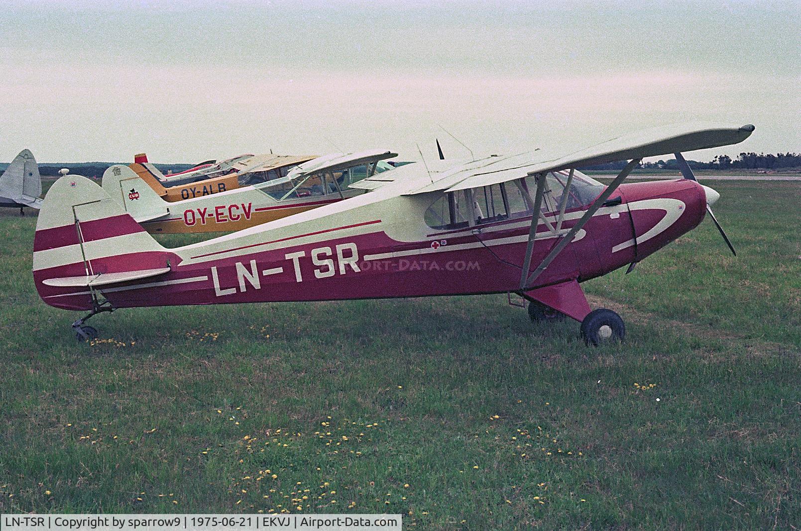 LN-TSR, 1946 Piper PA-12 Super Cruiser C/N 12-205, KZ-Rally Stauning. Destroyed in an accident near Lillehammer 1985-08-25. Sanned from  slide.