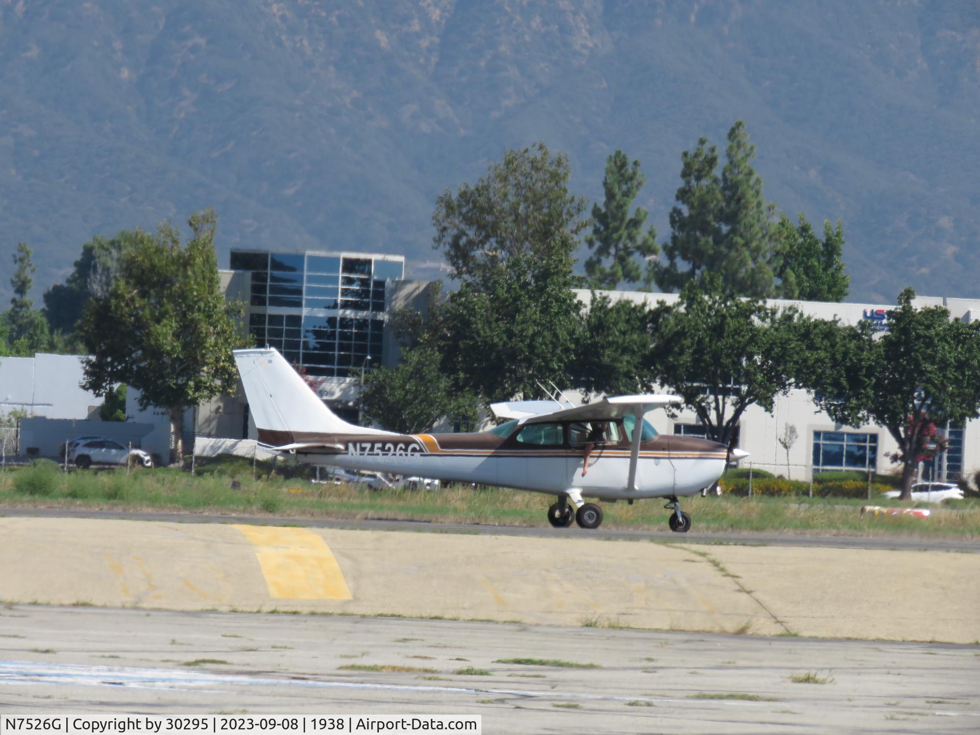 N7526G, 1970 Cessna 172L C/N 17259226, Taxiing
