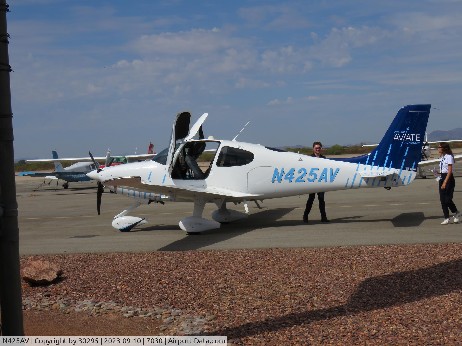 N425AV, 2022 Cirrus SR20 C/N 8877, Loading up