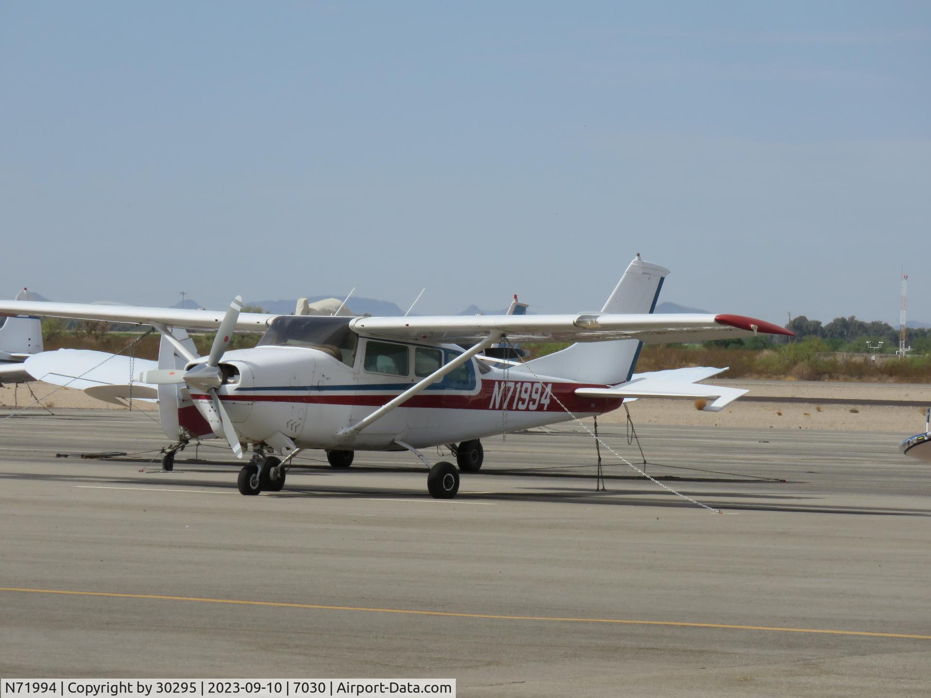 N71994, 1968 Cessna U206D Super Skywagon C/N U206-1249, Parked