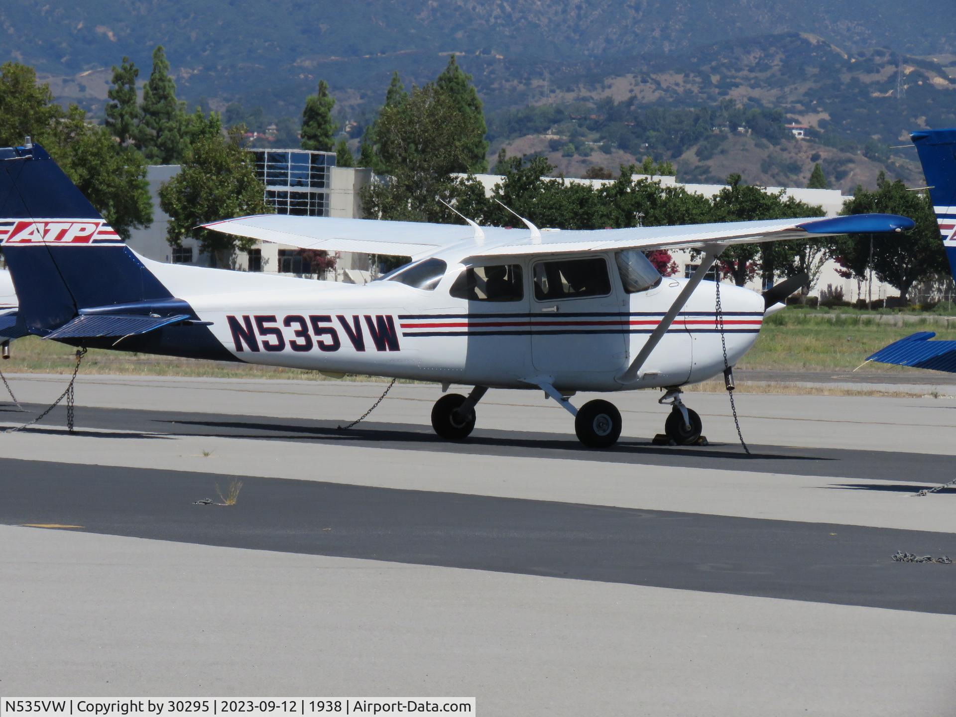 N535VW, 2000 Cessna 172S C/N 172S8384, Parked