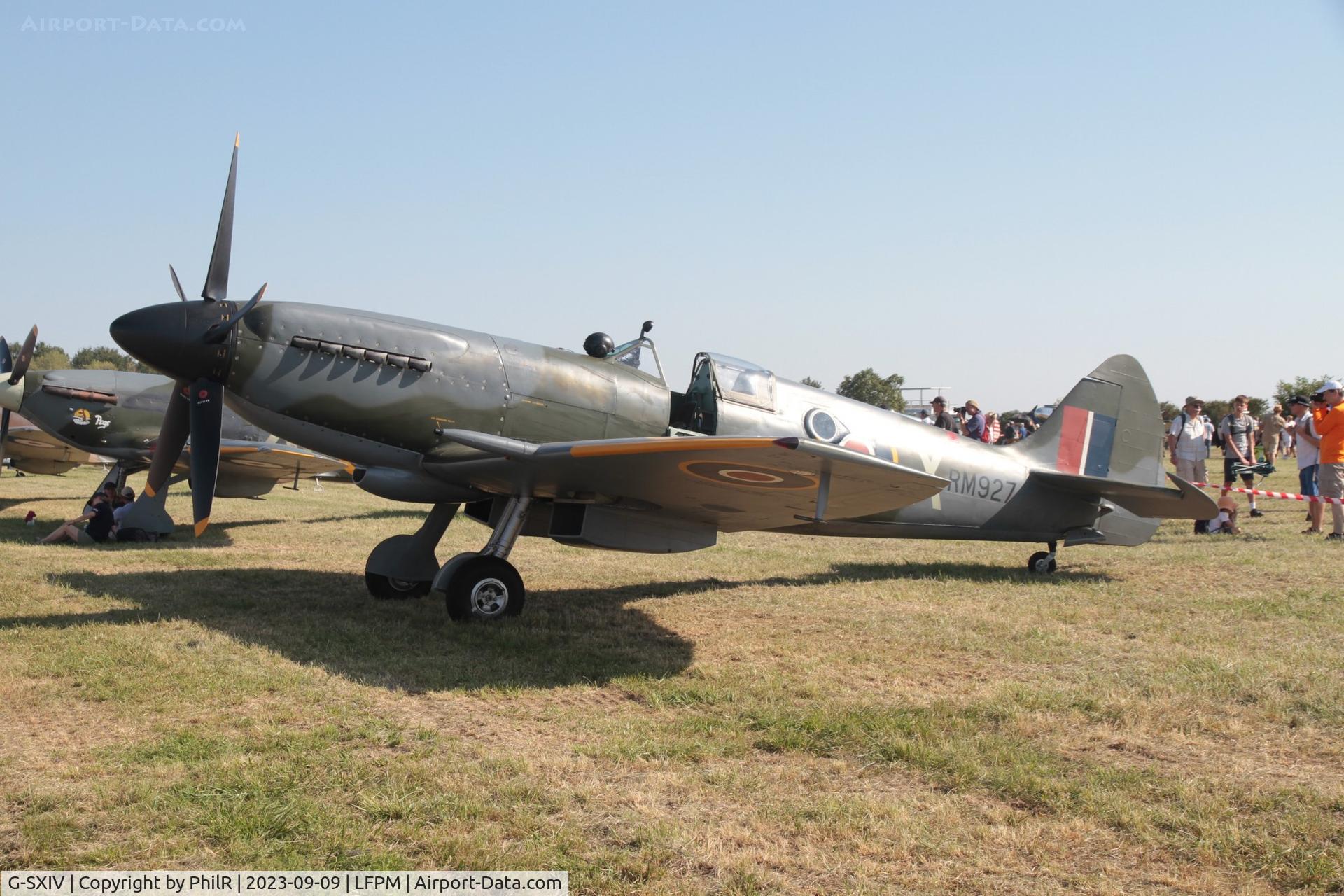G-SXIV, 1944 Supermarine 361 Spitfire FR.XIV C/N 6S-381758, RM927 (G-SXIV) VS Spitfire FRXIVe  Air Legend Melun-Villaroche