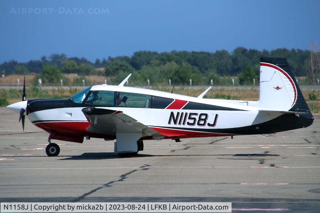 N1158J, 1982 Mooney M20J 201 C/N 24-1267, Parked