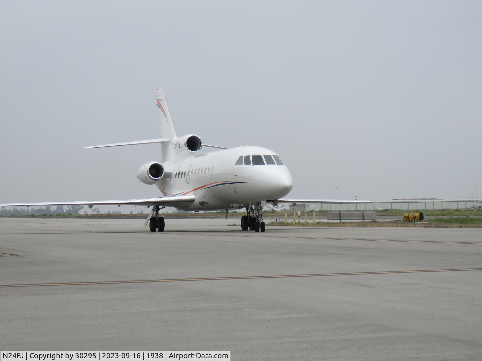 N24FJ, 1995 Dassault Mystere Falcon 900 C/N 143, Parked