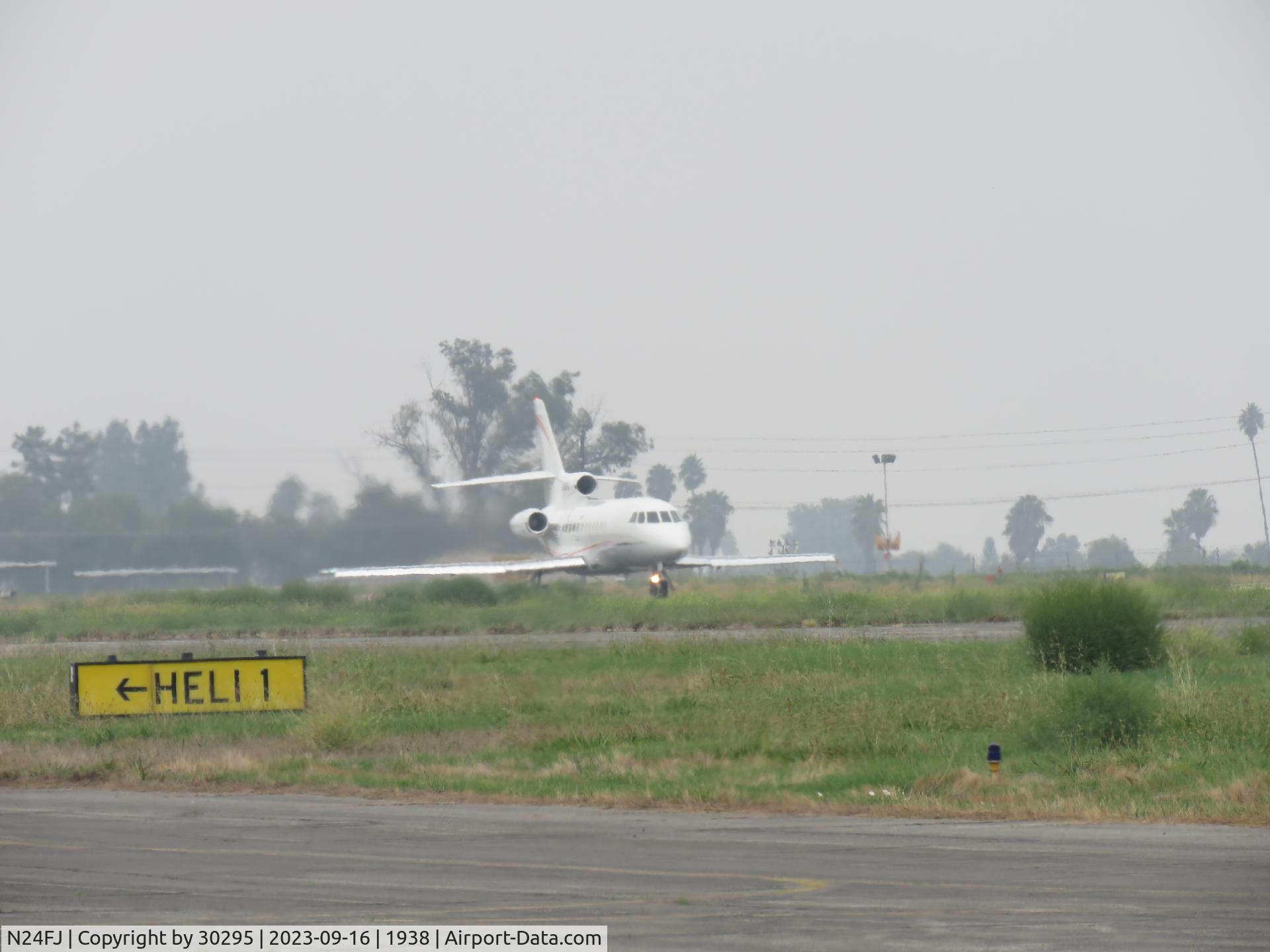 N24FJ, 1995 Dassault Mystere Falcon 900 C/N 143, Taking off
