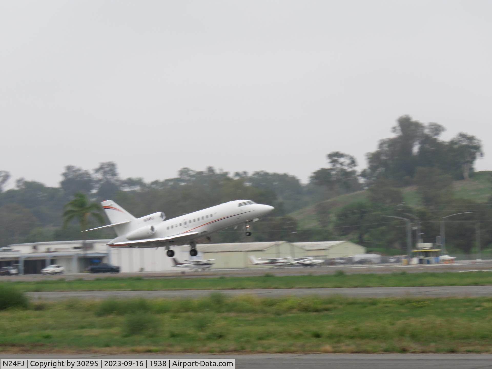 N24FJ, 1995 Dassault Mystere Falcon 900 C/N 143, Lifting off