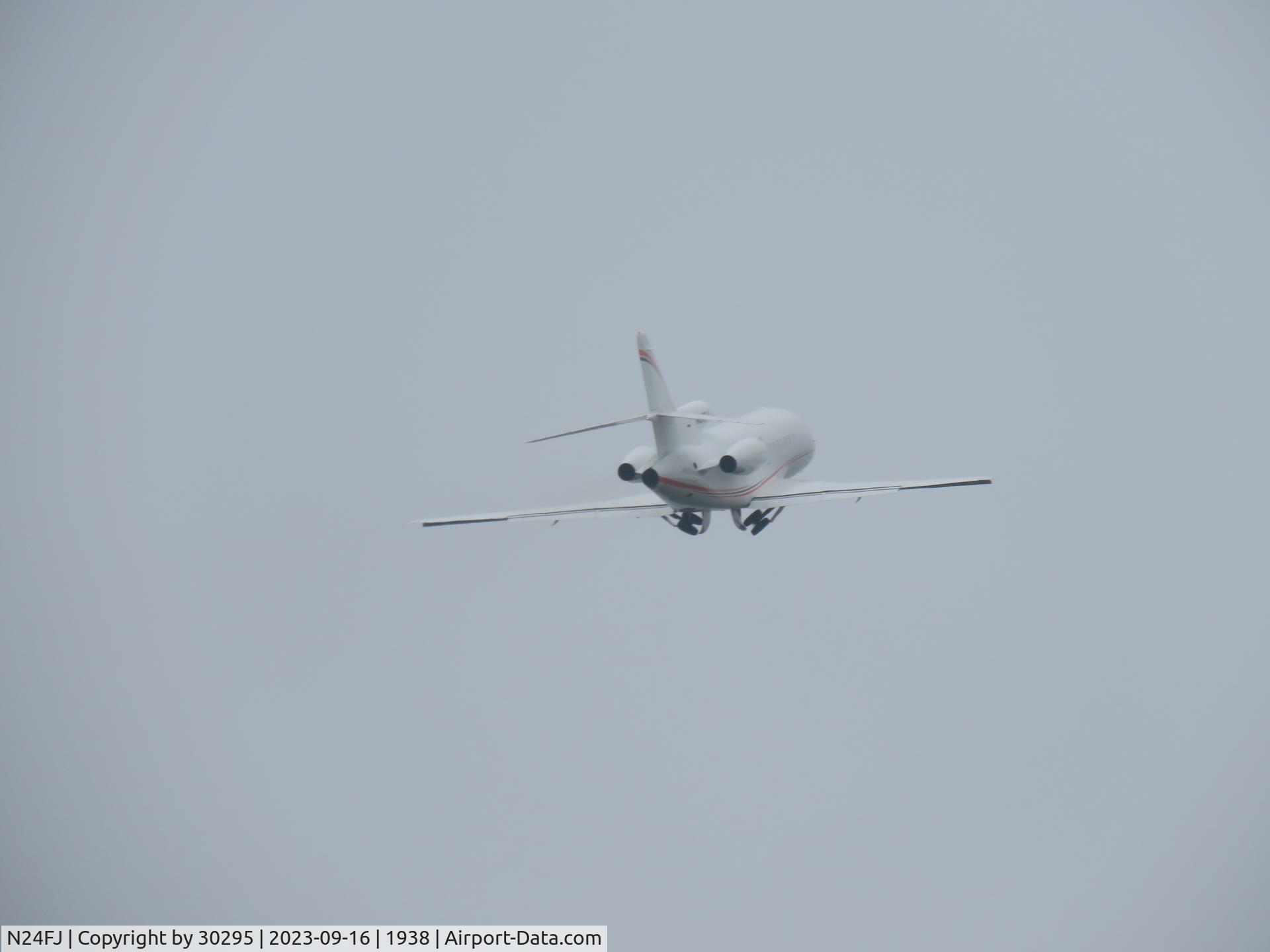 N24FJ, 1995 Dassault Mystere Falcon 900 C/N 143, Retracting gear while climbing out