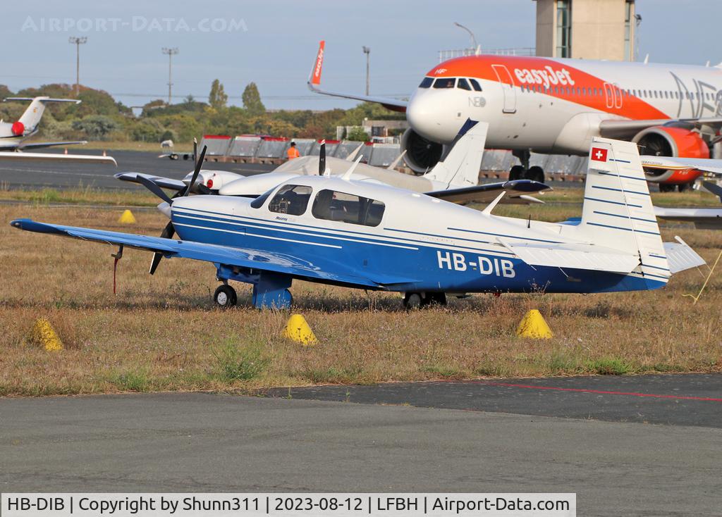 HB-DIB, 1990 Mooney M20M Bravo C/N 27-0078, Parked in the grass...