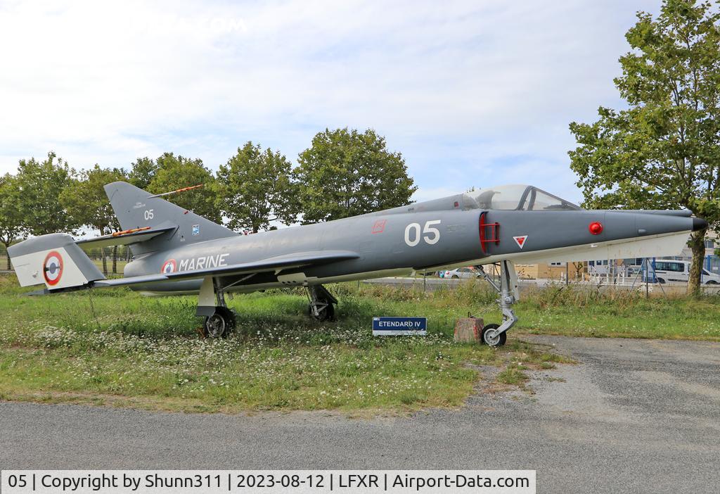 05, Dassault Etendard IV.M C/N 05, Displayed at the entrance of the ANAMAN - Rochefort French Navy Museum