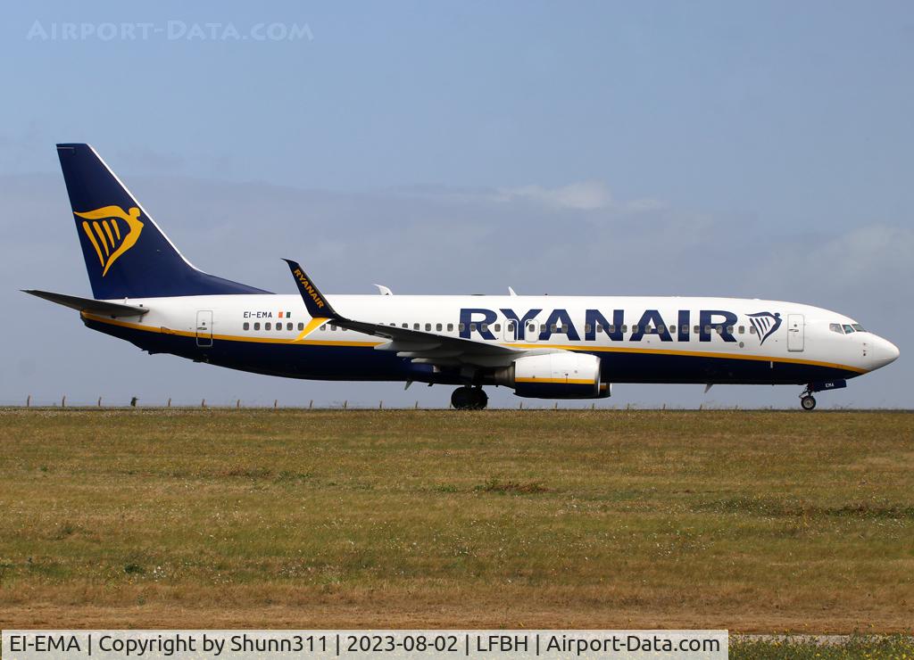 EI-EMA, 2010 Boeing 737-8AS C/N 35032, Taking off with additional scimitar winglets