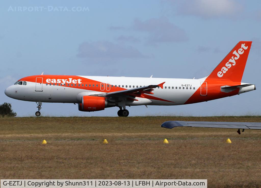 G-EZTJ, 2009 Airbus A320-214 C/N 3979, Taking off...