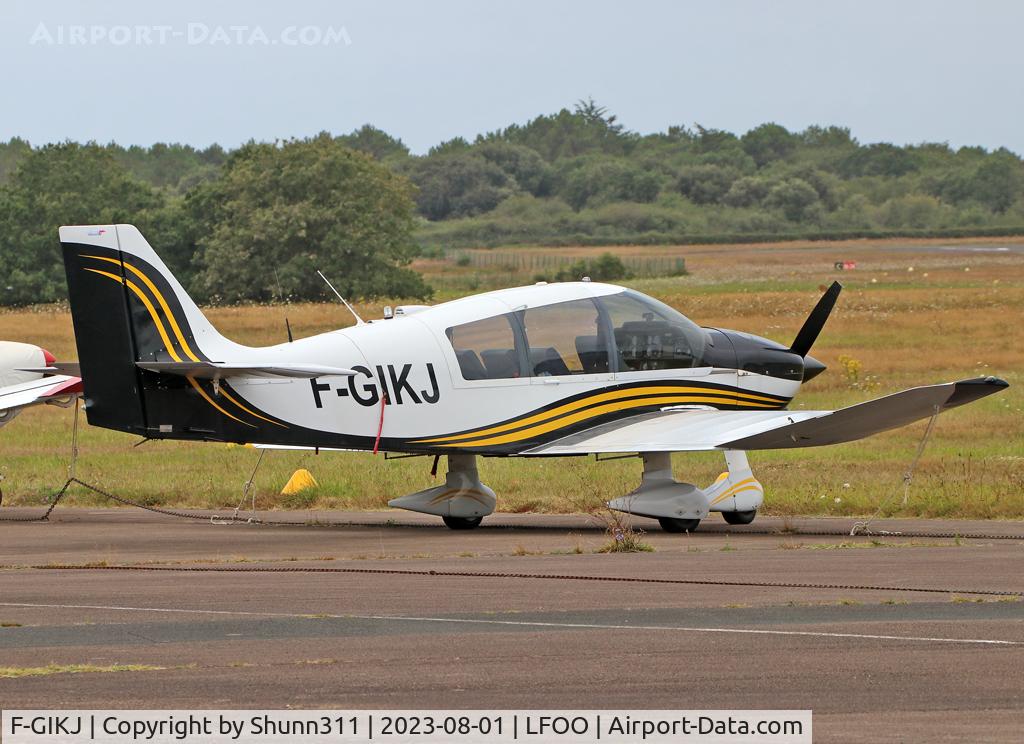 F-GIKJ, Robin DR-400-160 Chevalier C/N 1941, Parked...
