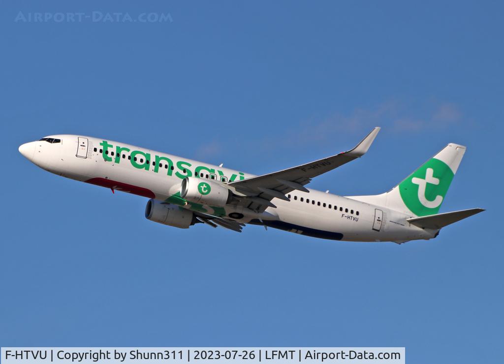 F-HTVU, 2012 Boeing 737-86J C/N 37770, Climbing...