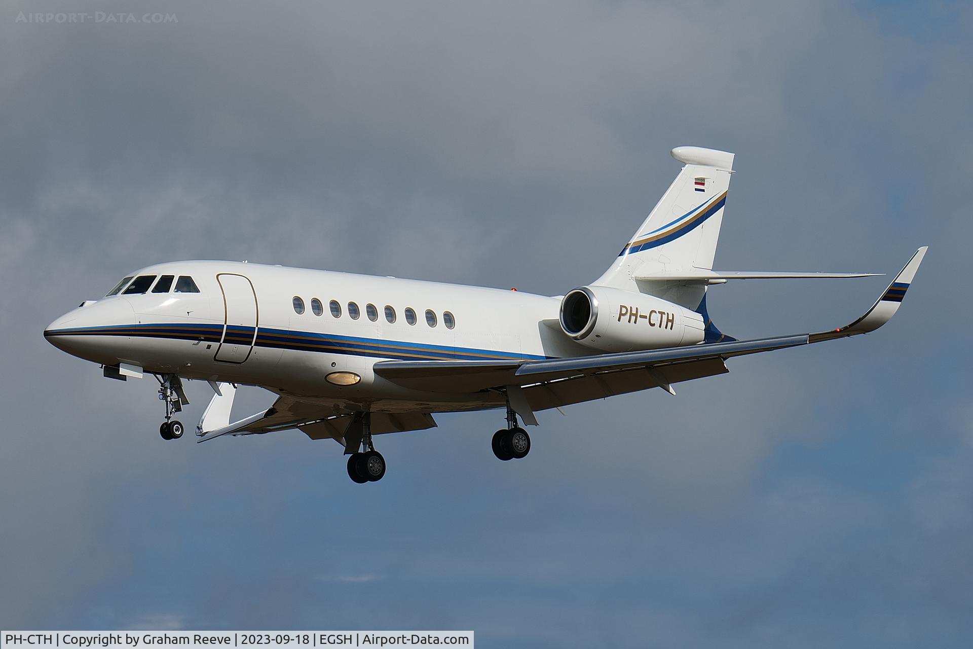 PH-CTH, 2011 Dassault Falcon 2000LX C/N 194, Landing at Norwich.
