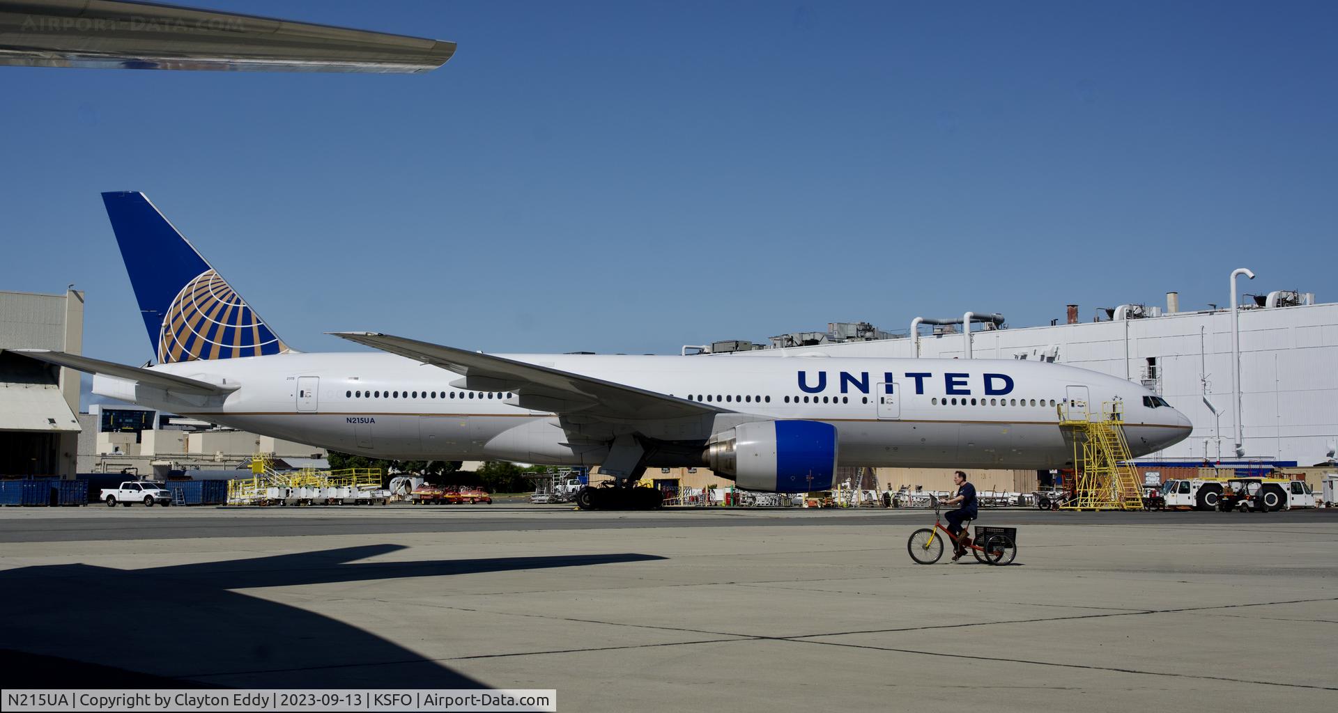 N215UA, 2000 Boeing 777-222 C/N 30221, SFO 2023.