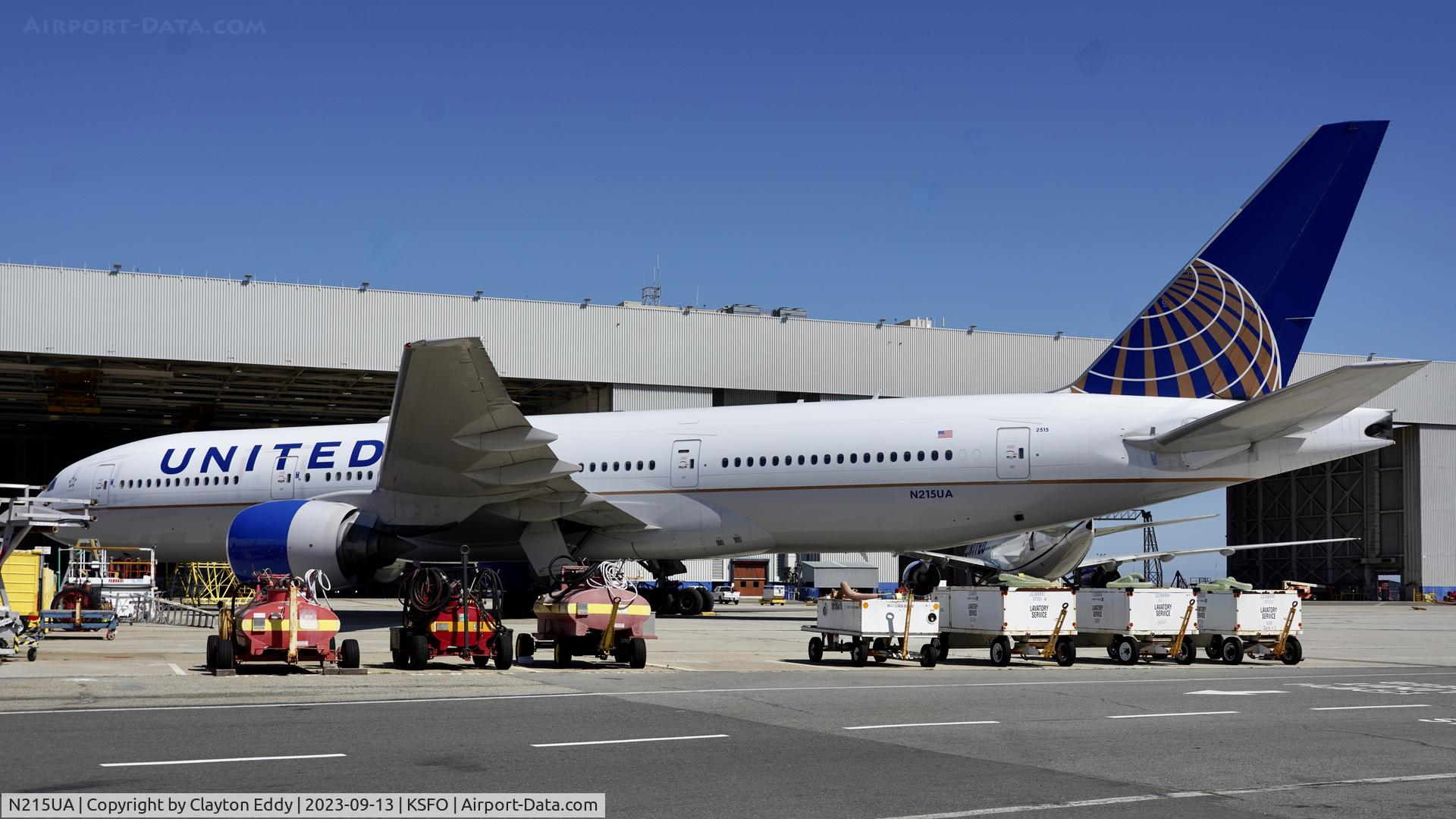 N215UA, 2000 Boeing 777-222 C/N 30221, SFO 2023.