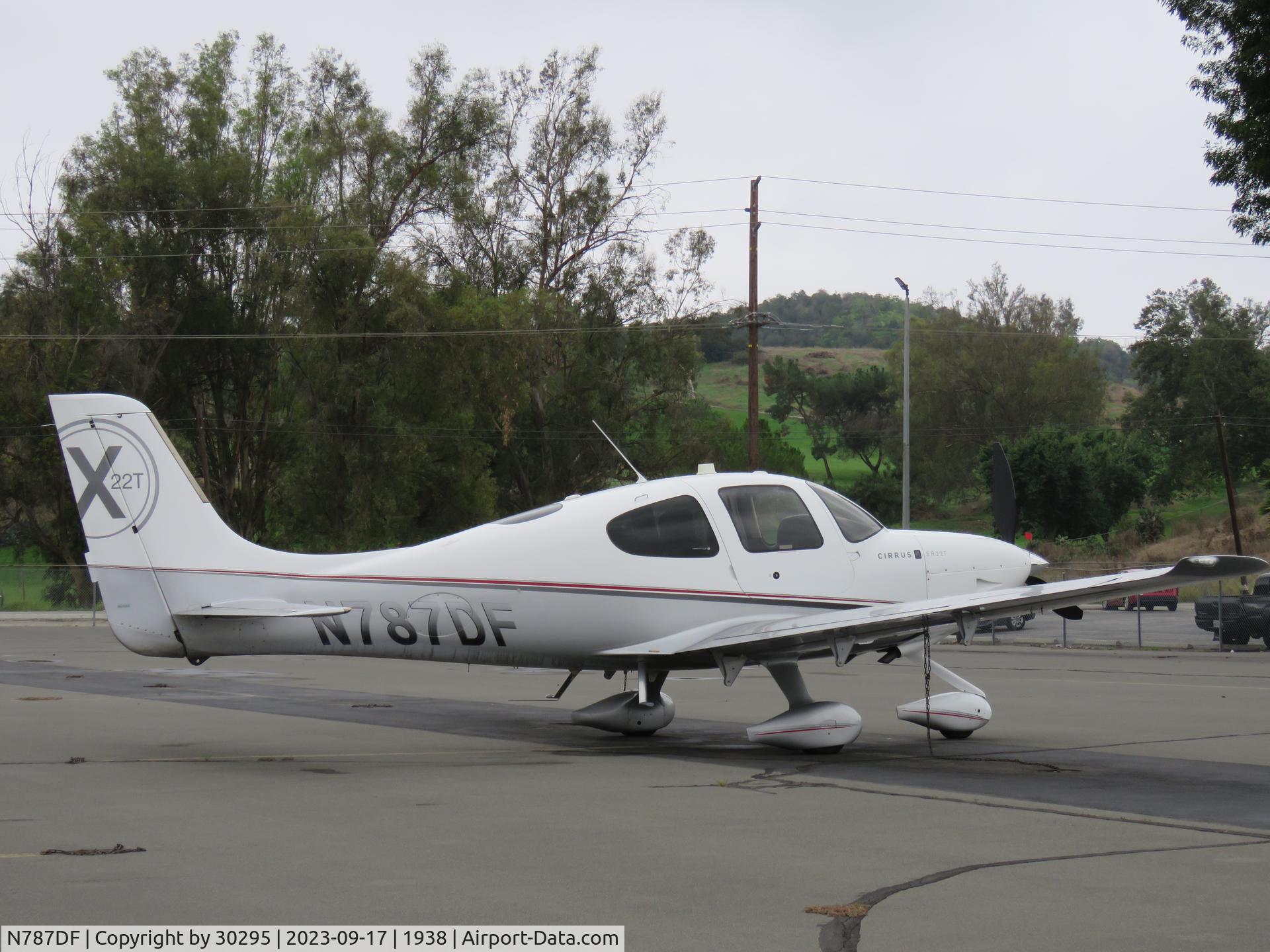 N787DF, 2011 Cirrus SR22 G3 Turbo C/N 0233, Parked
