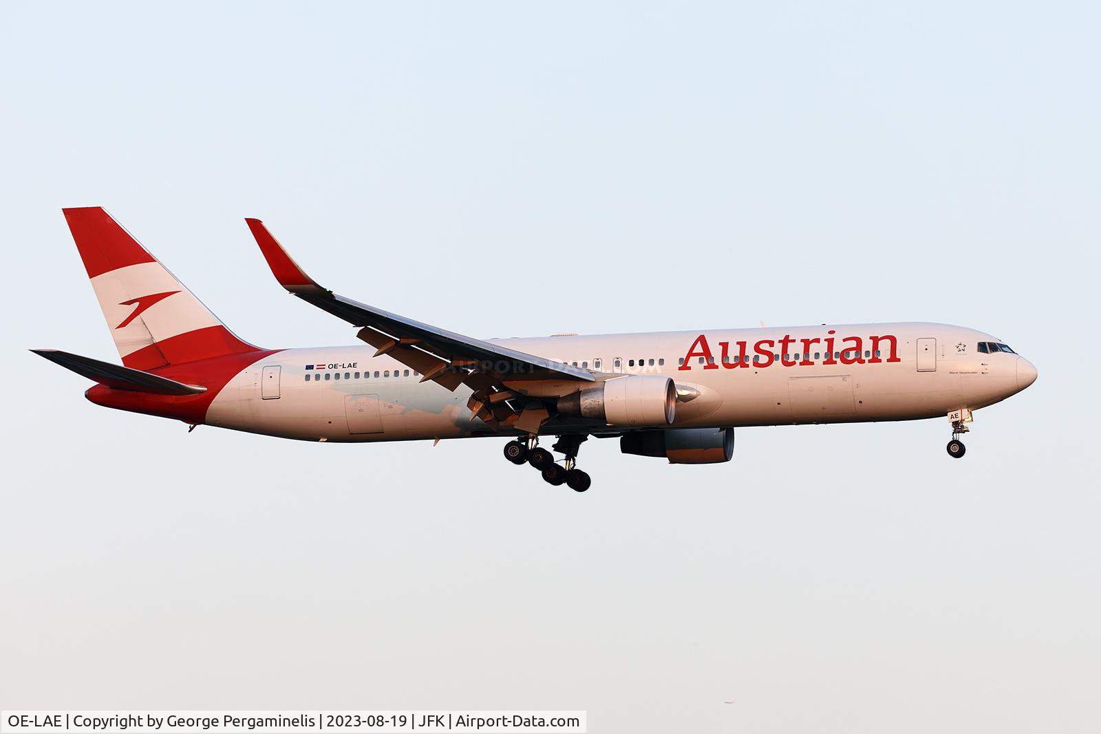 OE-LAE, 2000 Boeing 767-3Z9/ER C/N 30383, Final runway 22L.